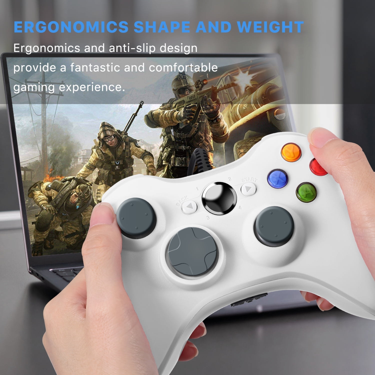 Weißer Controller mit mehreren Knöpfen in Händen gehalten. Eine Spielszene ist auf dem Laptop-Bildschirm.