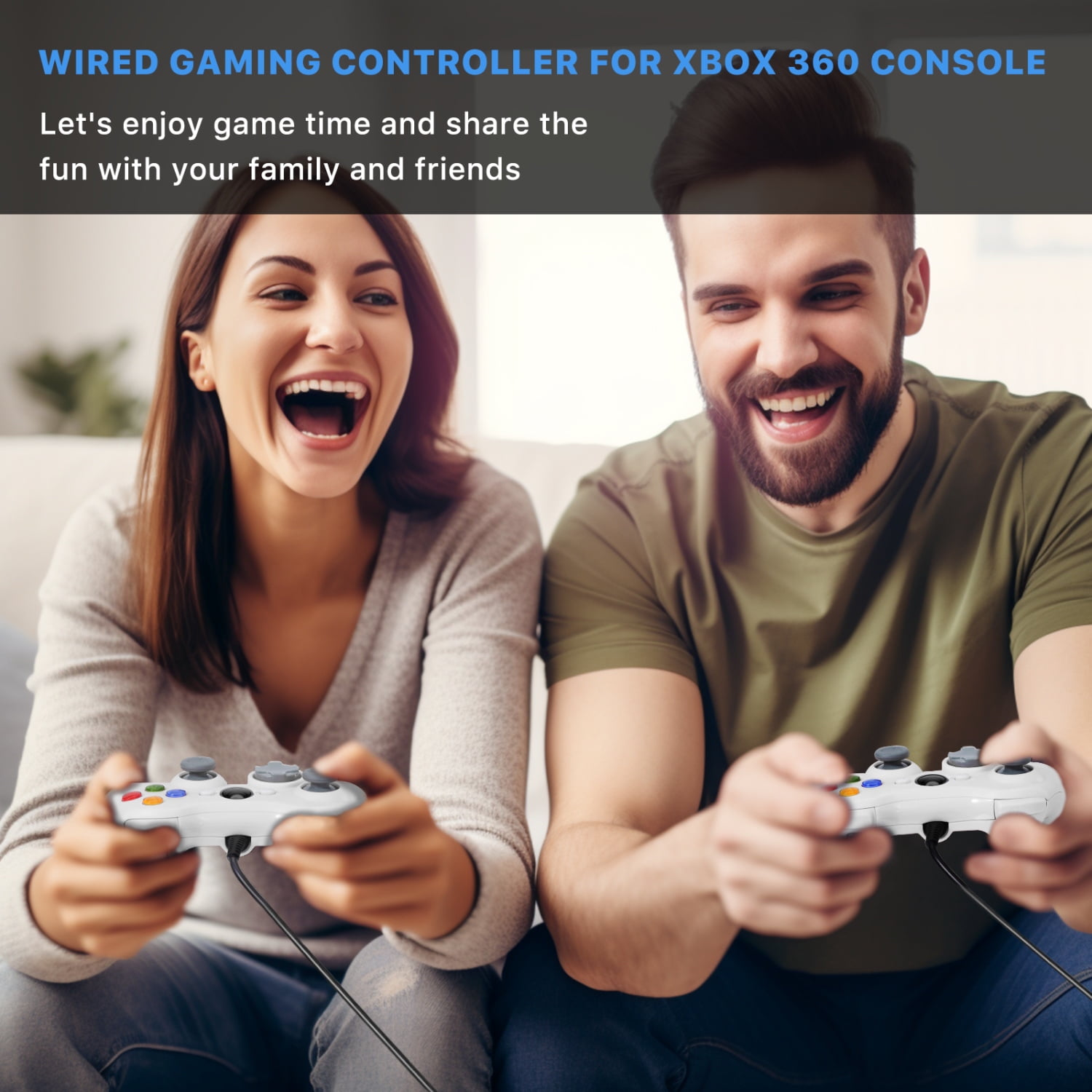 Zwei Personen lächeln beim Videospielen. Sie halten weiße Controller.
