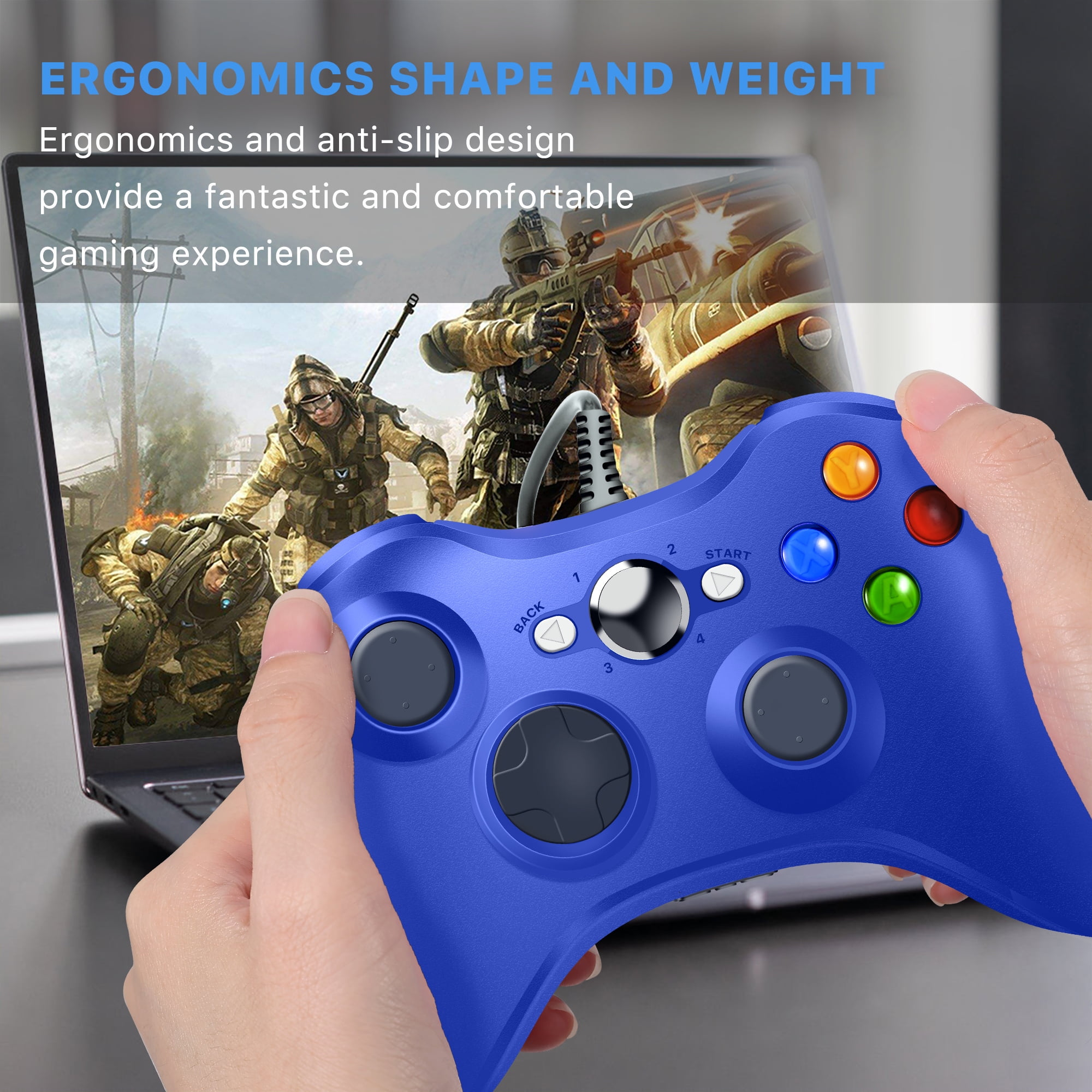 Hände halten einen blauen Gamecontroller, mit einer Spielszene auf einem Laptop-Bildschirm.