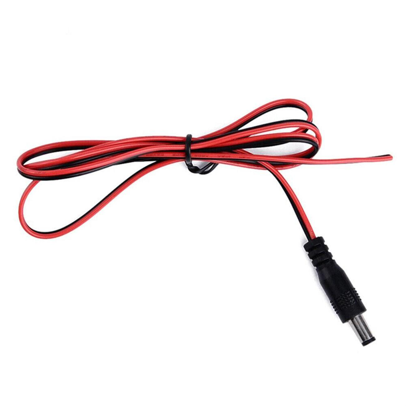 Rotes und schwarzes Gleichstromkabel mit Stecker, zeigt das Kabelende.