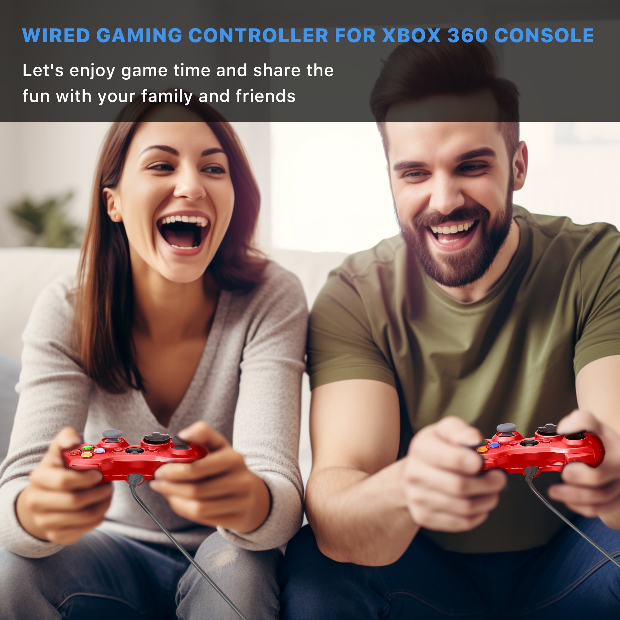 Ein Paar spielt mit roten Controllern ein Spiel und lacht im Wohnzimmer.