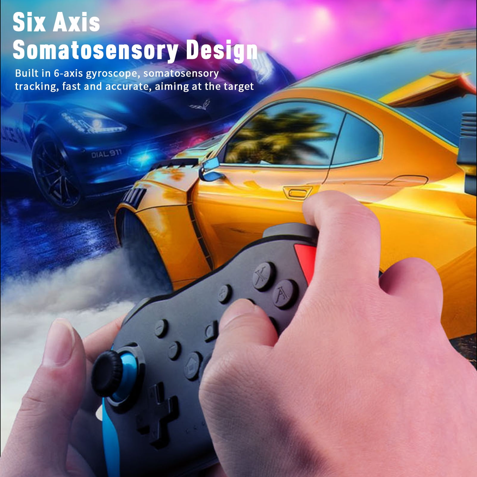Person hält Gamepad mit schwarz-blauem Design. Der Hintergrund zeigt zwei Autos.
