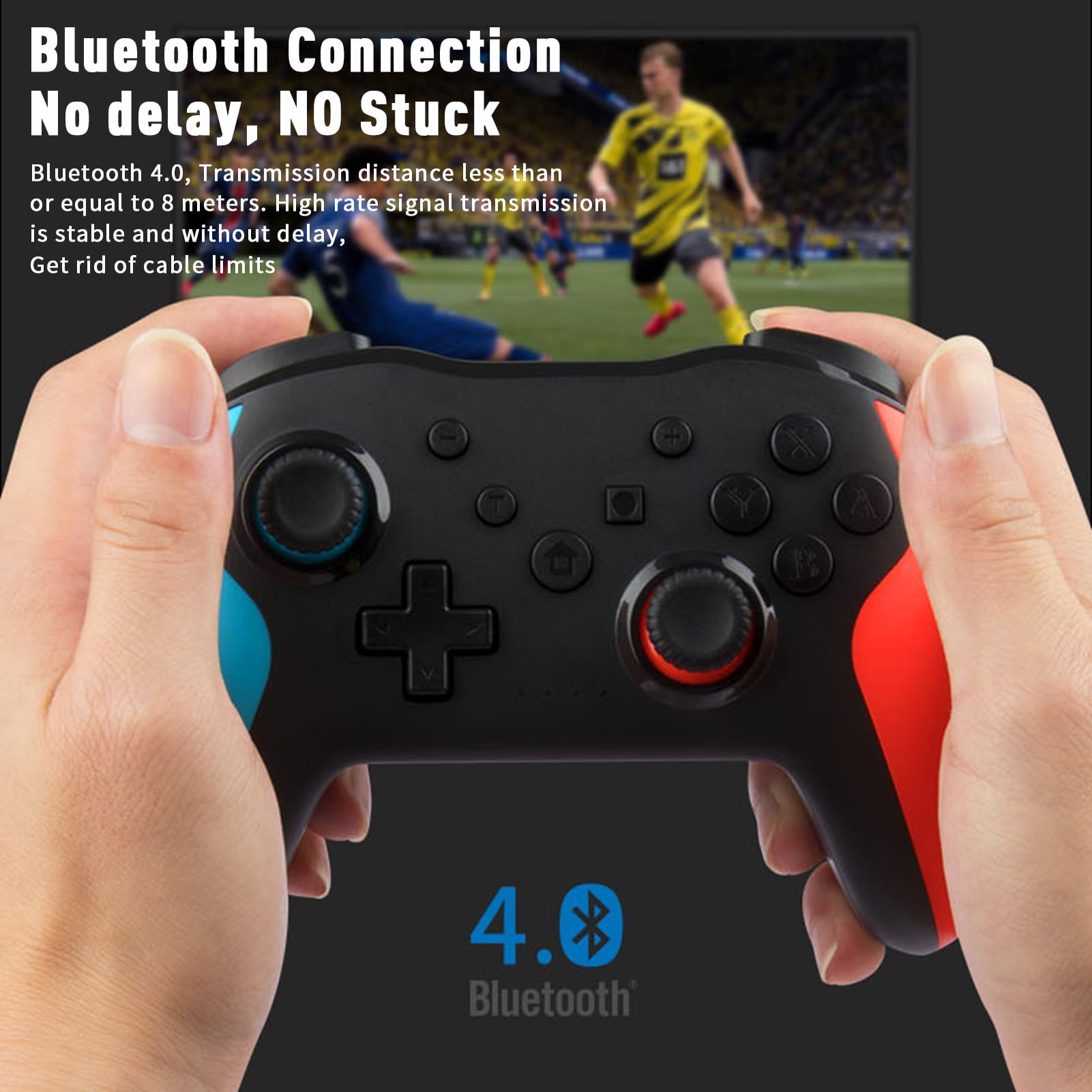 Ein schwarzer Game-Controller mit blauen und roten Tasten. Der Hintergrund zeigt ein verschwommenes Fußballspiel auf einem TV-Bildschirm.