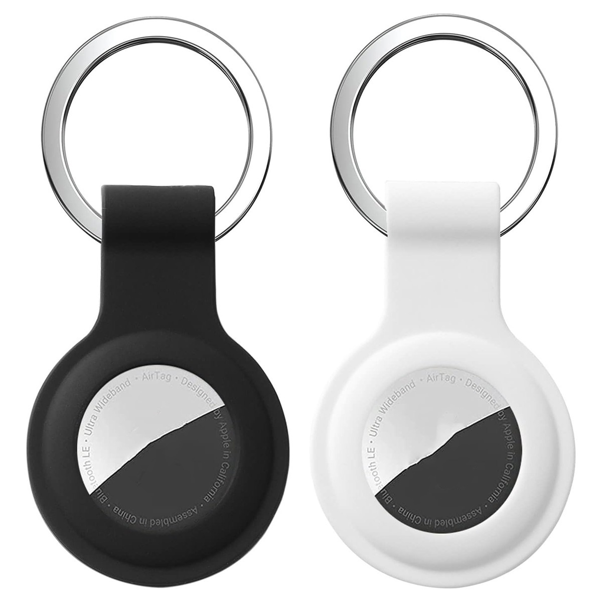 Zwei AirTags: eines schwarz, eines weiß. Jeweils mit silbernem Ring und Apple-Logo auf weißem Hintergrund.