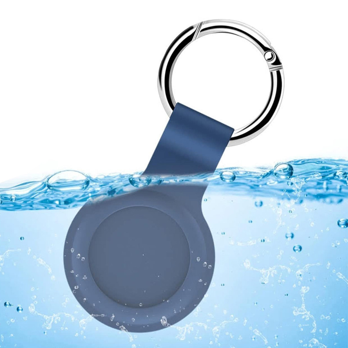 Ein blauer AirTag ist in Wasser getaucht. Der Schlüsselring befindet sich über der Wasserlinie.