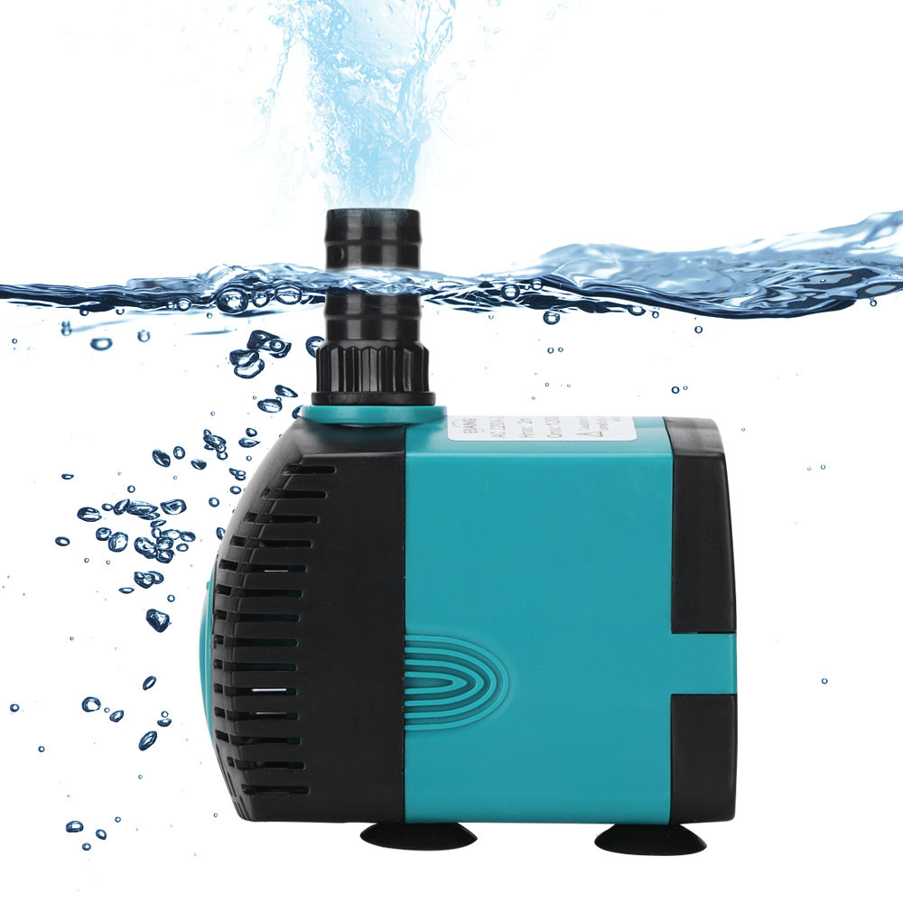 Eine Aquarium-Pumpe wird unter Wasser gezeigt und gibt einen Wasserstrahl ab.