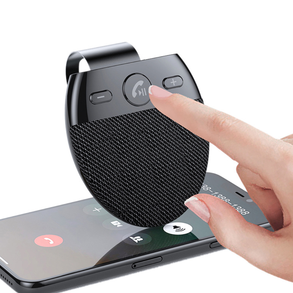 Schwarze Freisprecheinrichtung. Ein Finger drückt eine Ruftaste. Telefon im Anrufbildschirm.