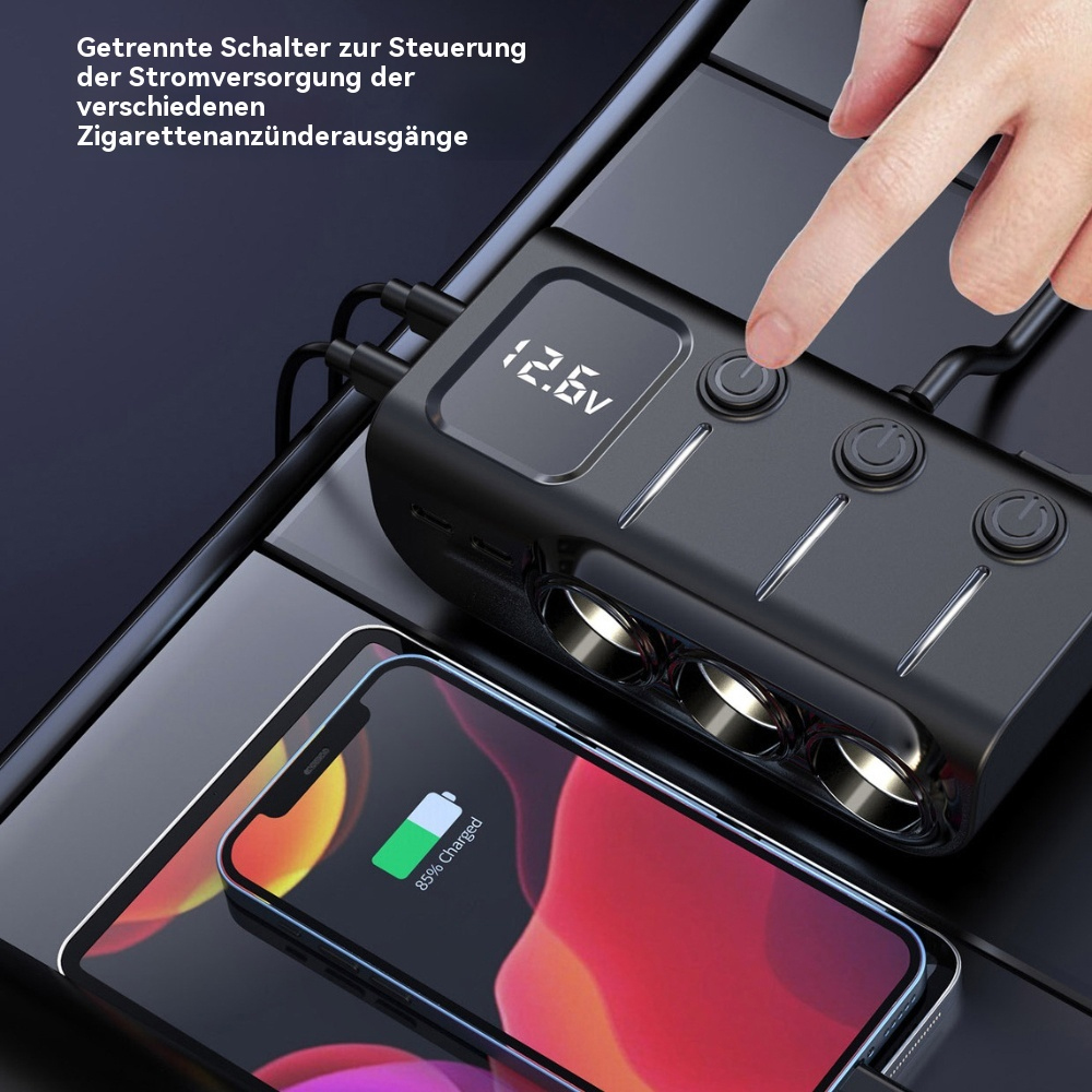 Hand berührt eine schwarze Powerbank mit mehreren Ausgängen und ein iPhone, das auf der Oberfläche geladen wird.
