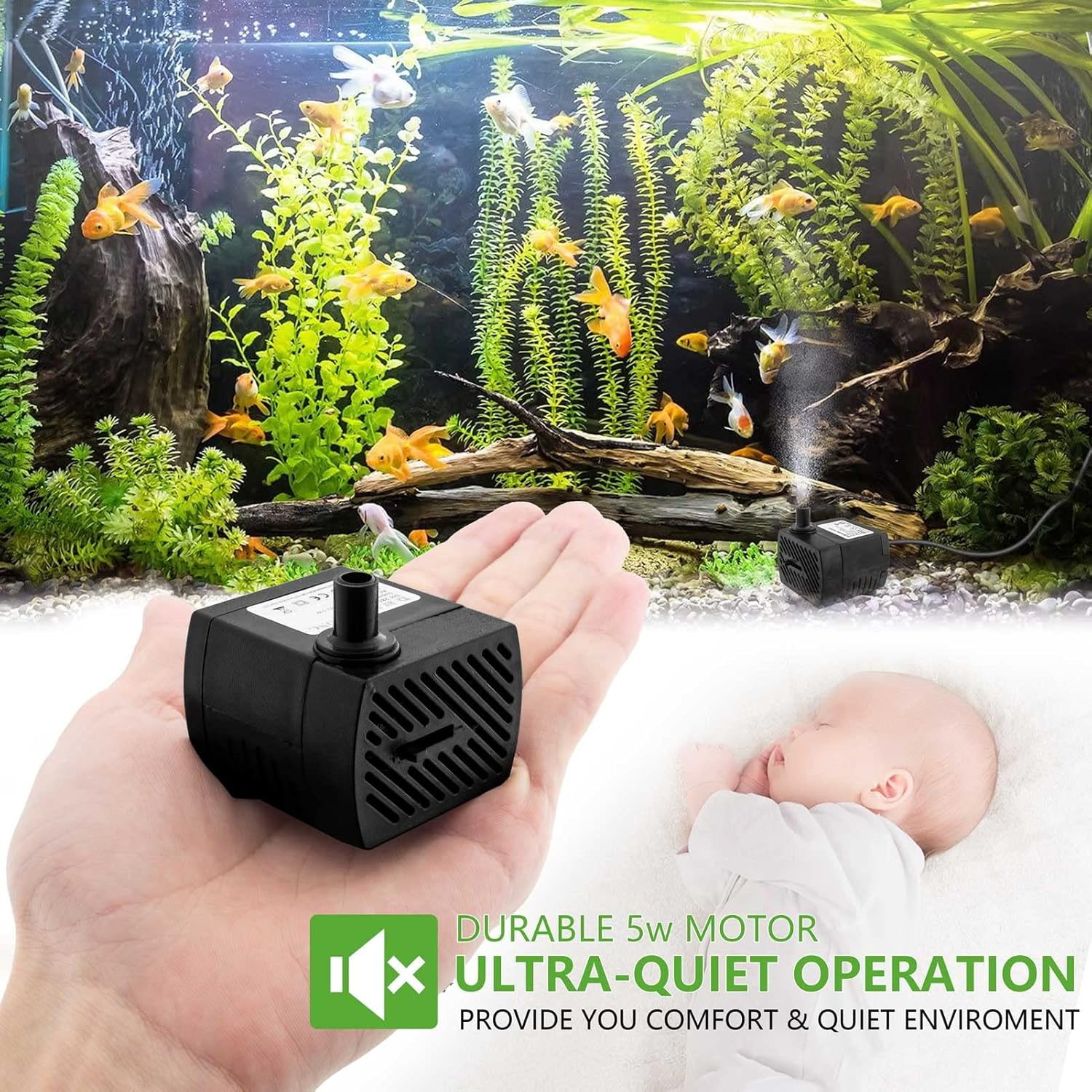 Eine Hand hält eine schwarze Wasserpumpe über einem Baby. Im Hintergrund befindet sich ein Aquarium.