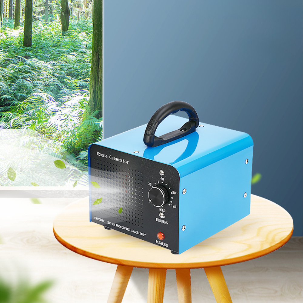 Blauer Ozongenerator auf Holztisch, Fenster und grüne Blätter im Hintergrund.