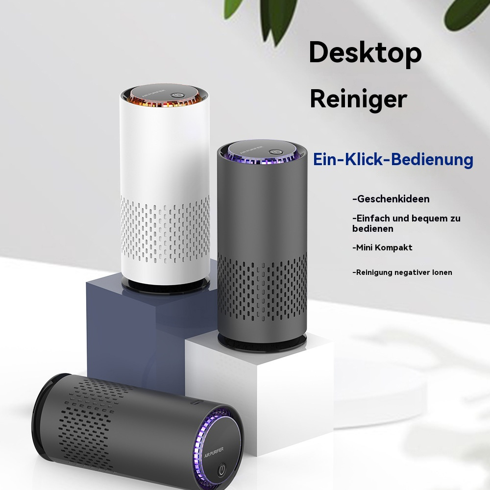 Drei Luftreiniger, zwei stehend und einer liegend. Sie stehen auf einem Würfel, mit weißem Hintergrund.