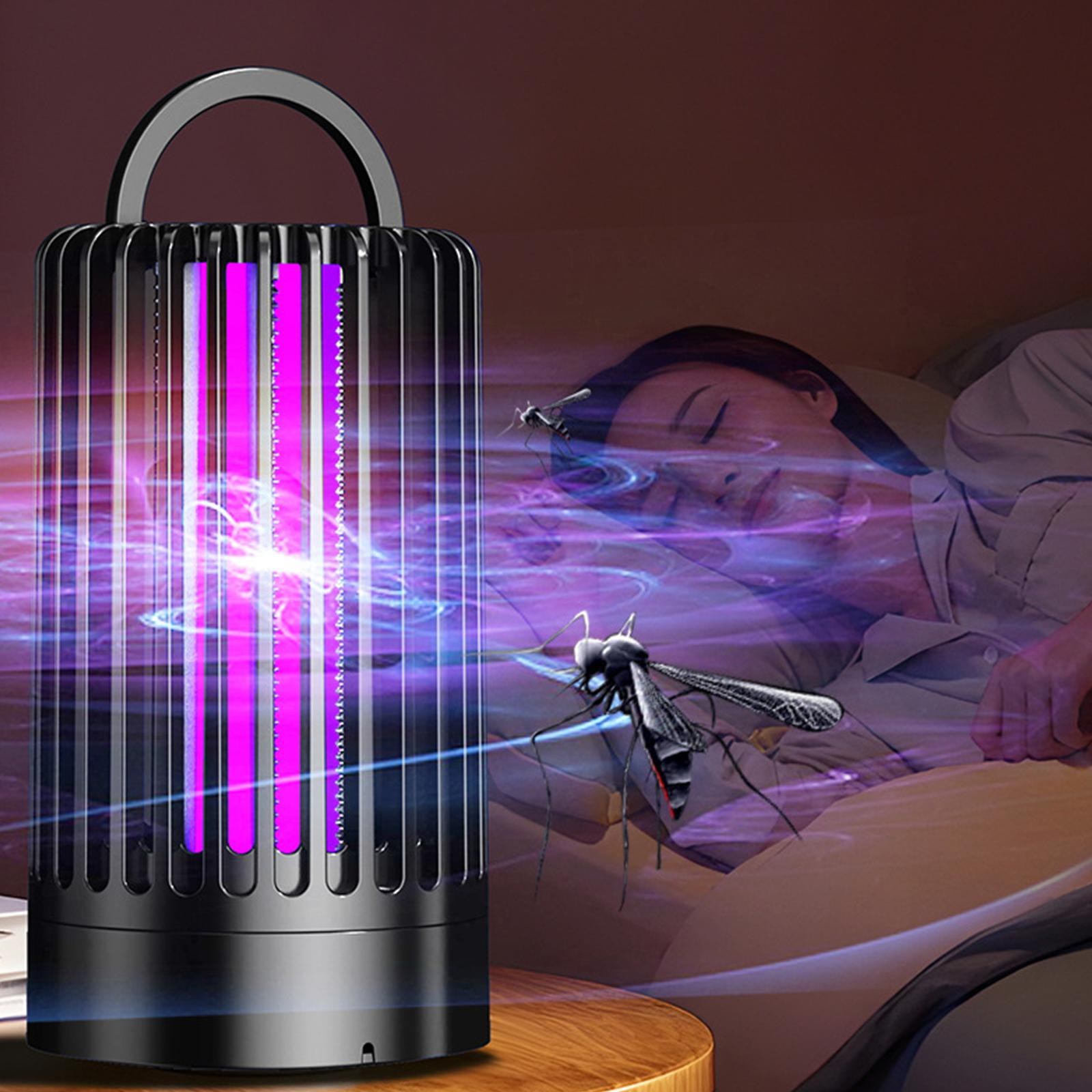 Mückenfalle mit UV-Licht und eine schlafende Person im Hintergrund.