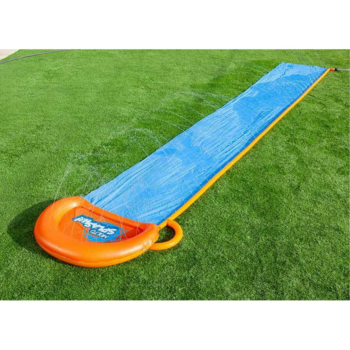 Eine blaue Wasserrutsche auf grünem Gras. Wasser spritzt aus der Rutsche, das Ende hat orange Akzente.