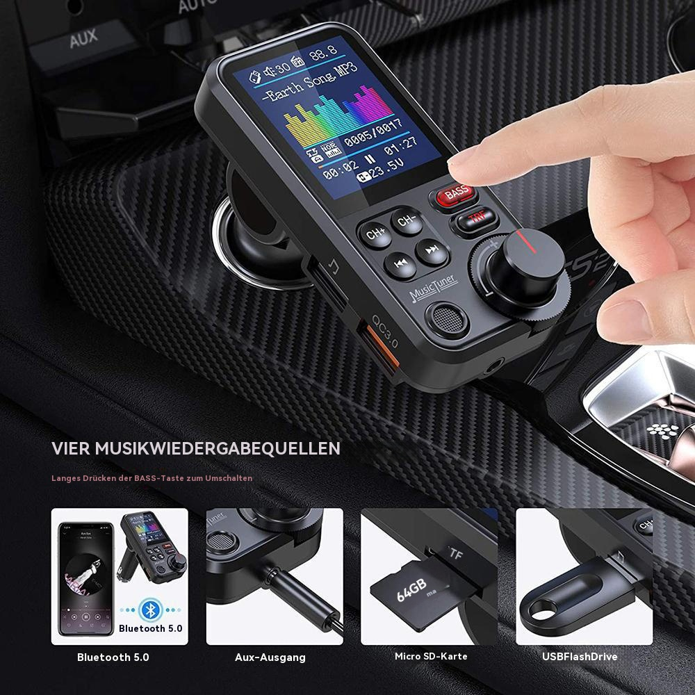 Ein Auto-Audiogerät mit Bildschirm und Knöpfen. Es zeigt Musikinfos an und hat mehrere Anschlussports.