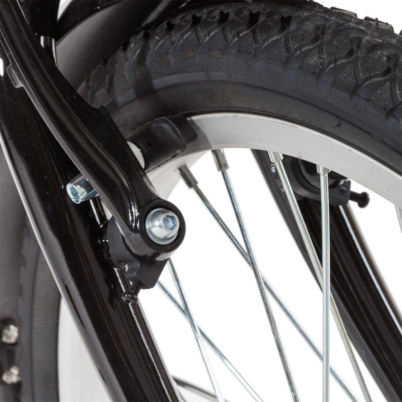 Nahaufnahme des Vorderrads eines Fahrrads. Die Bremssättel sind schwarz, das Rad ist silber.