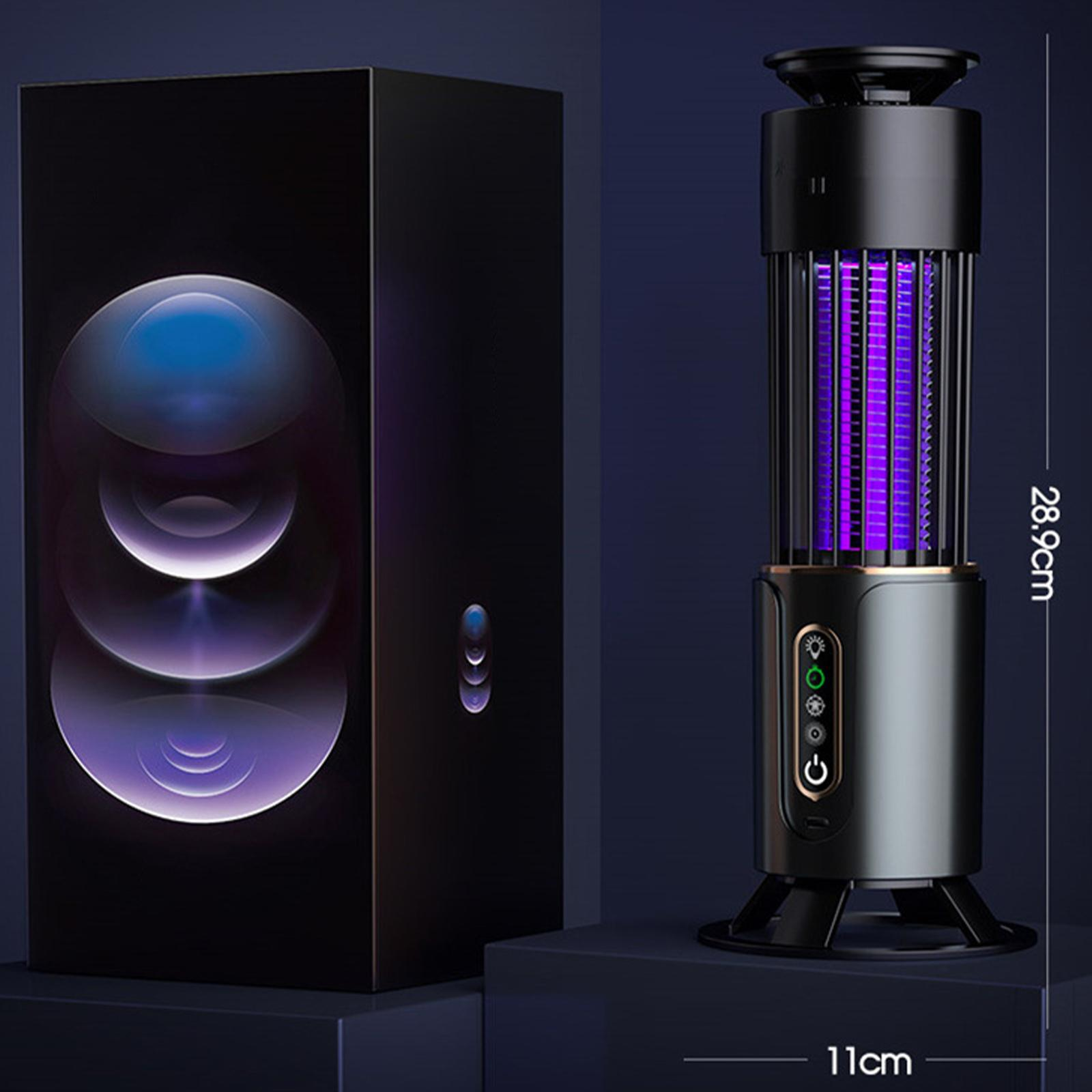 Moskitofalle neben ihrer Box, mit Abmessungen. Falle ist schwarz und silber, emittiert violettes Licht.