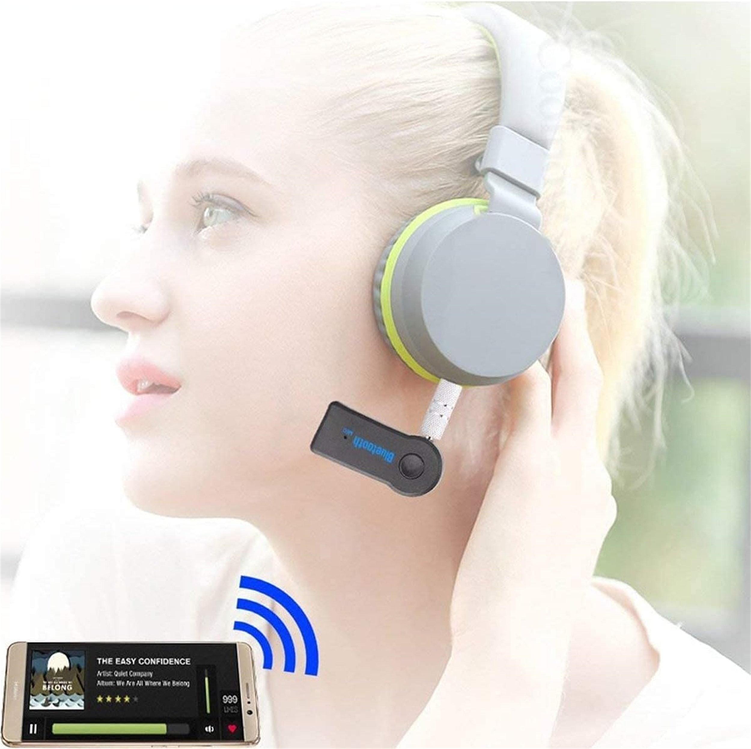Frau mit Kopfhörern. Bluetooth-Gerät und Smartphone auf dem Tisch und blaue drahtlose Verbindung.