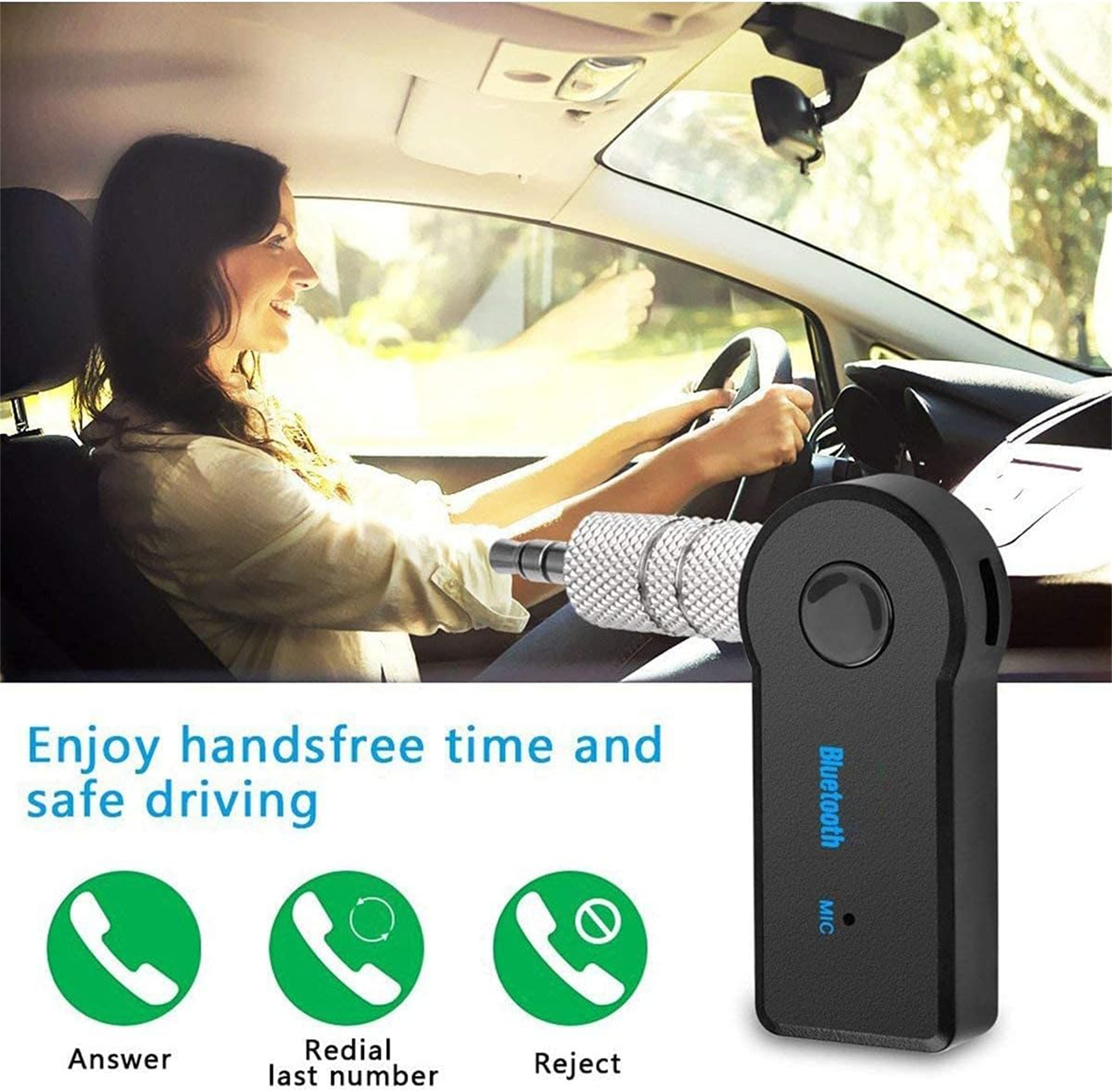 Eine Frau fährt Auto mit angeschlossenem Bluetooth-Adapter. Der Adapter hat ein Mikrofon.