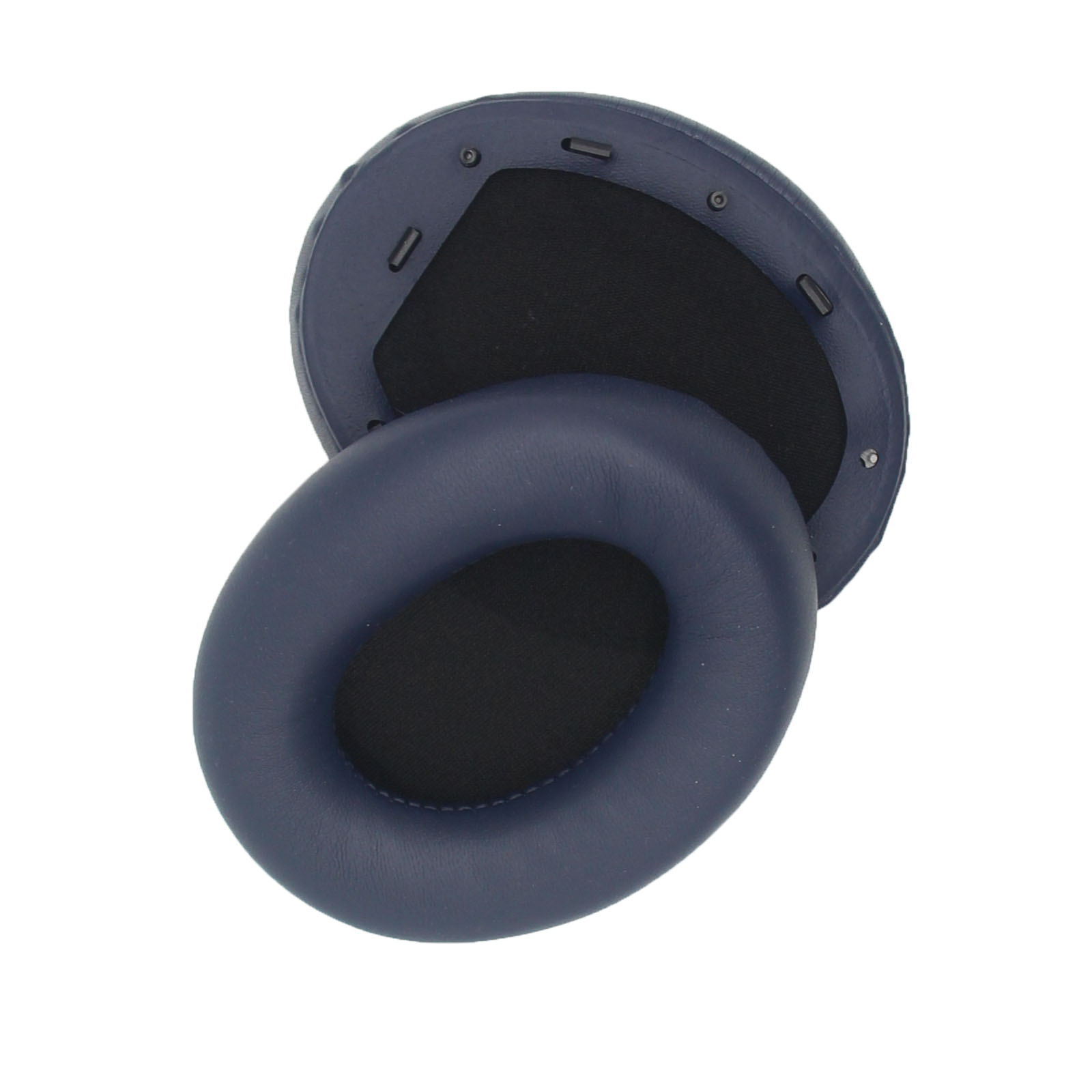 Due cuscinetti auricolari blu per cuffie, uno sopra l'altro, su sfondo bianco.