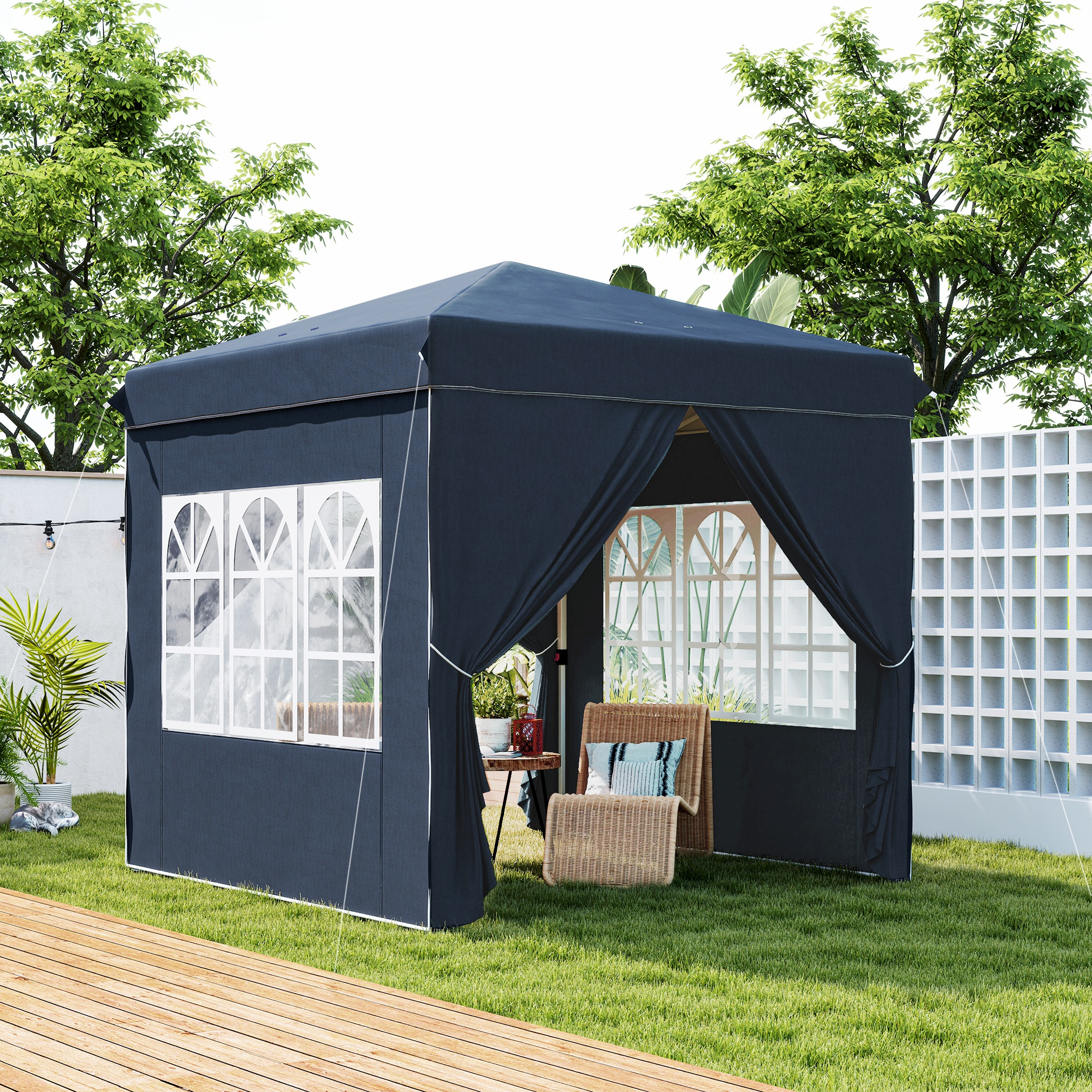 Dunkelblauer Pavillon mit weißem Rand auf einer Holzterrasse. Ein Stuhl und Tisch sind innen.