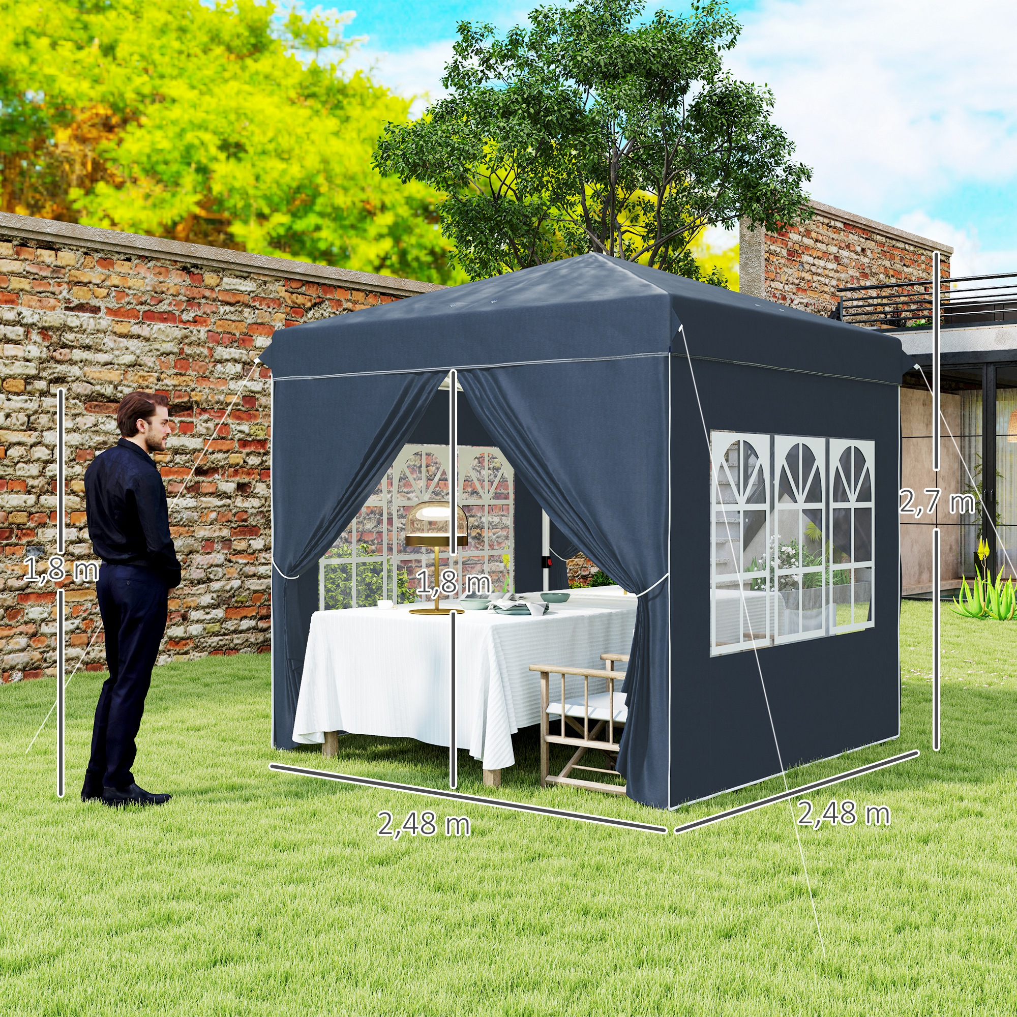 Dunkelblauer Pavillon mit Maßen und einer Person. Tisch und Stuhl innen, auf Rasen.