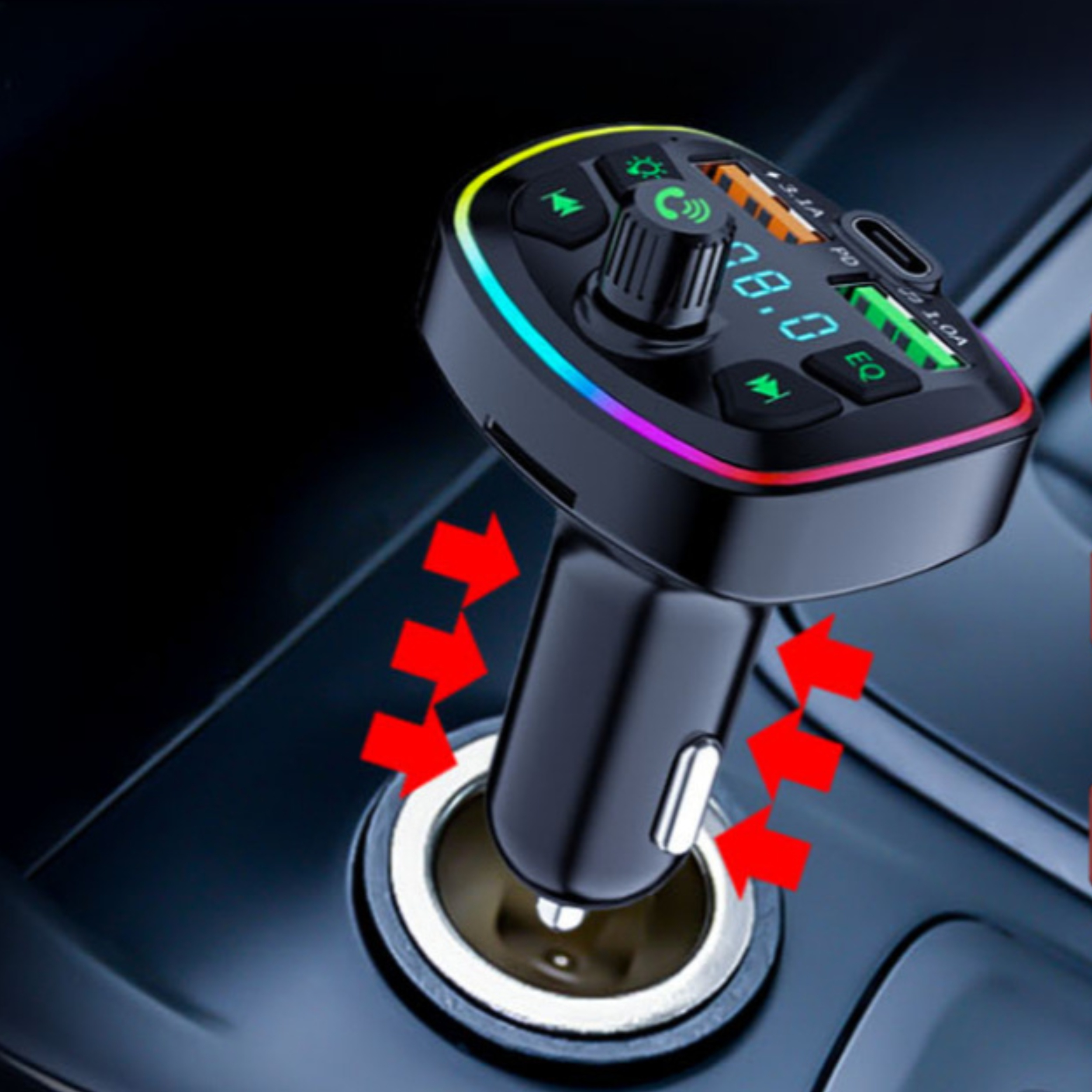 Autoladegerät mit mehreren USB-Anschlüssen, digitaler Anzeige und farbenfrohen Lichtern. Pfeile zeigen den Stromfluss an.