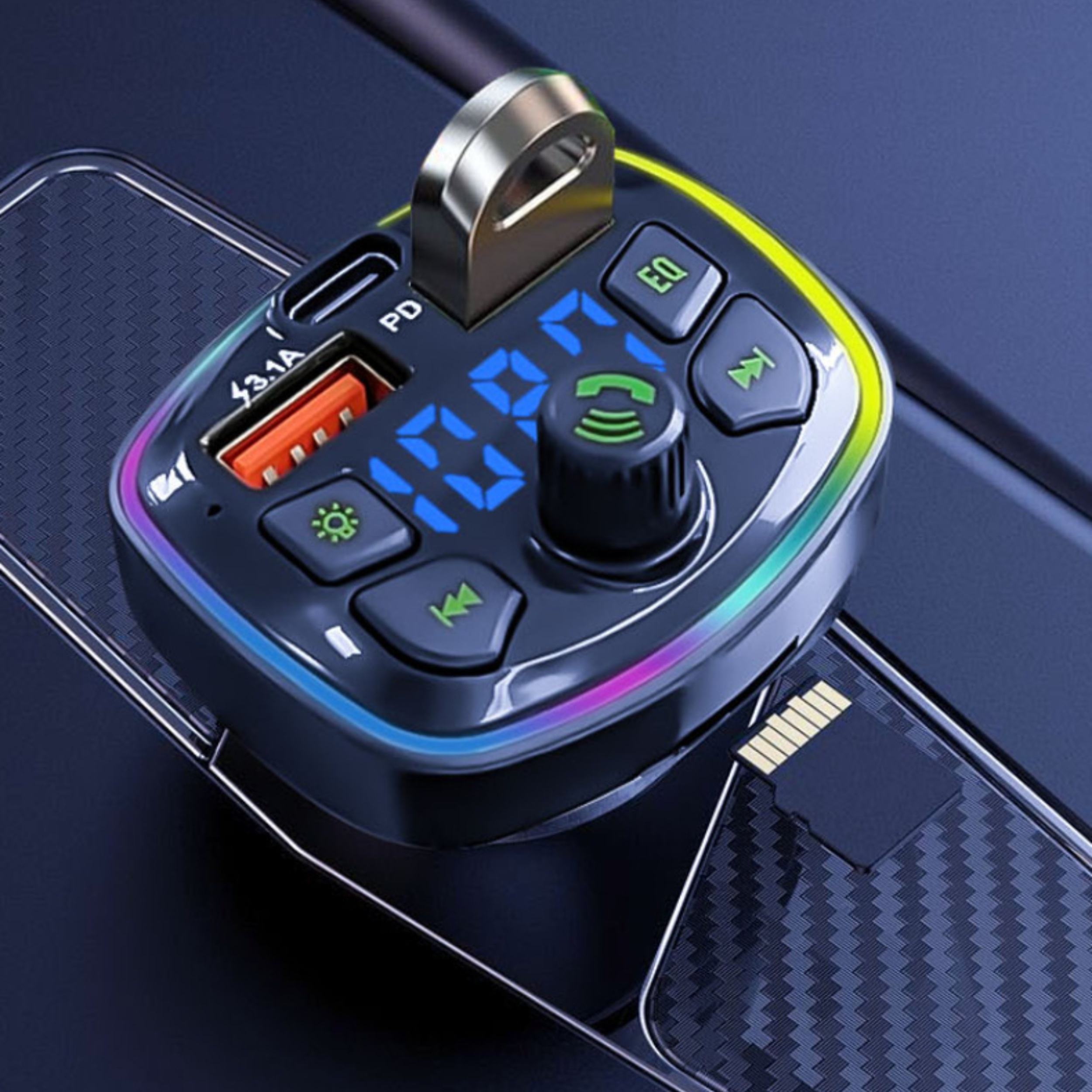 Schwarzes Autoladegerät mit USB und SD-Karte. Hat USB-Anschlüsse und Display. In der Konsole platziert.