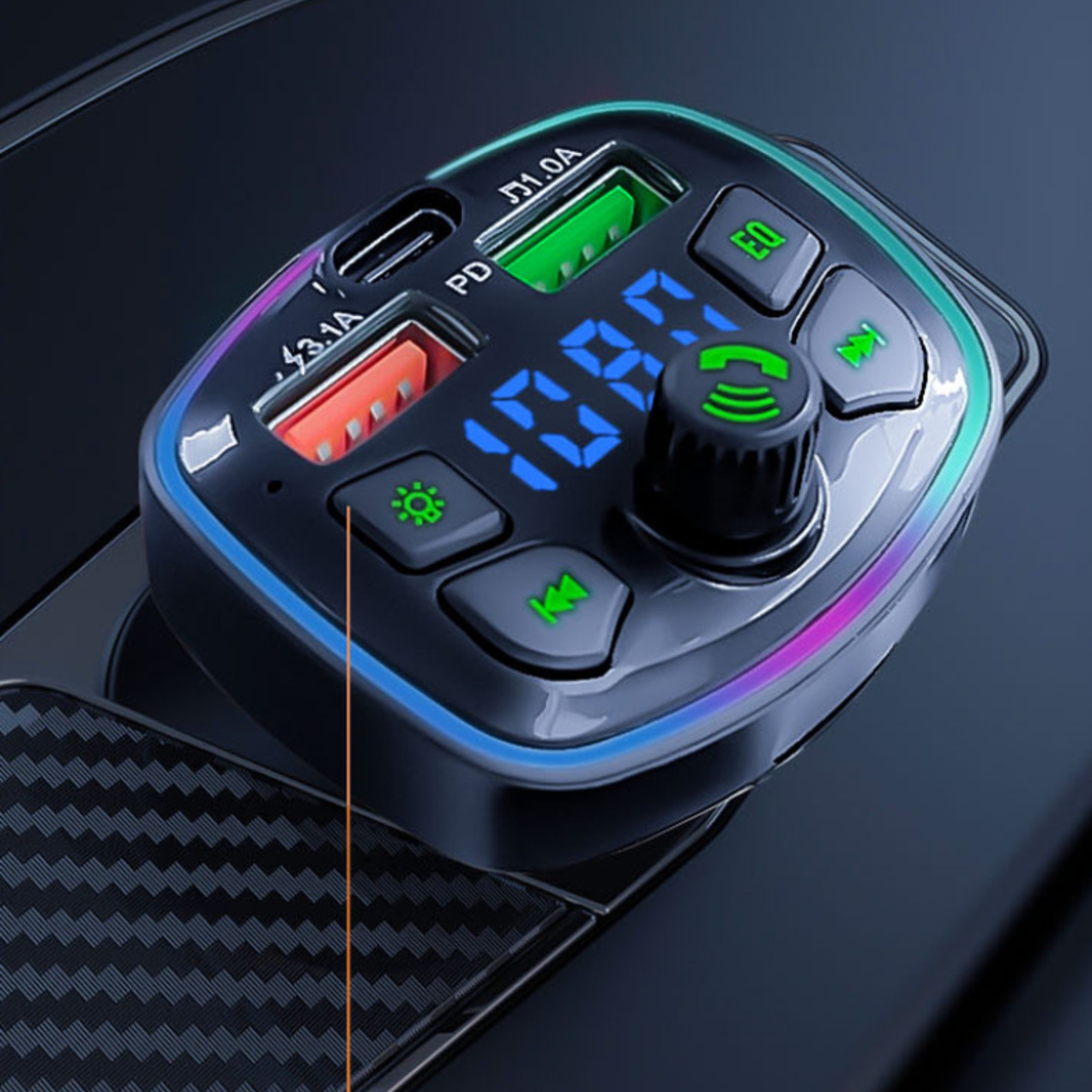 Schwarzes Autoladegerät mit farbigen Lichtern. Hat USB-Anschlüsse und Display. In der Konsole platziert.