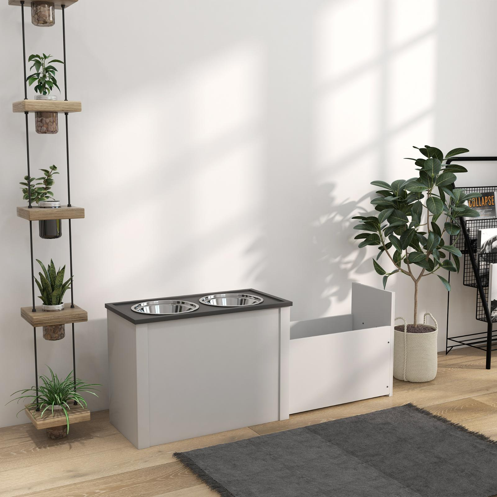 Ein weißer Schrank mit zwei silbernen Schalen mit Pflanzen und einem Teppich in einem Raum.