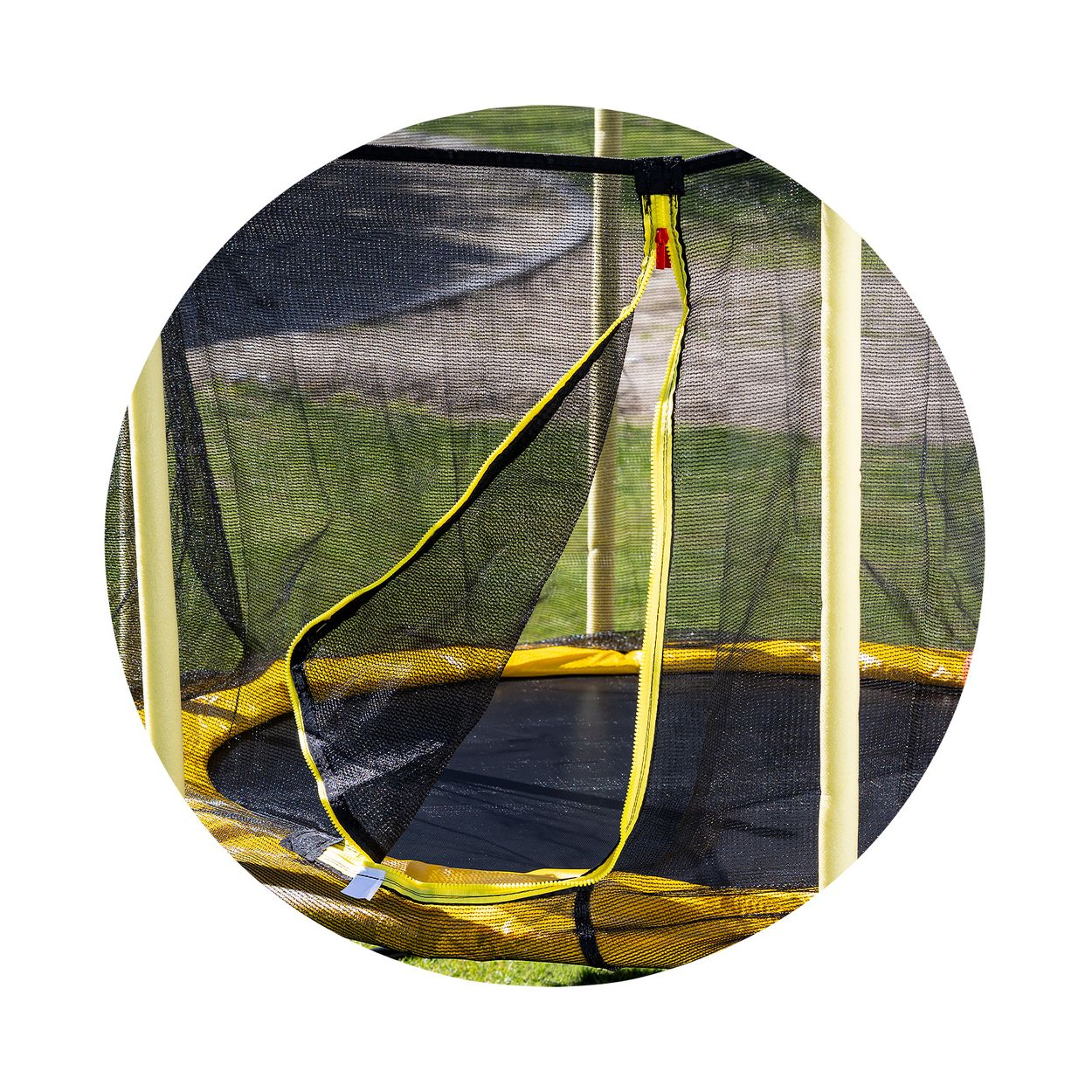 Nahaufnahme eines Trampolins, das Sicherheitsnetz und gelbe Rahmenstützen zeigt.