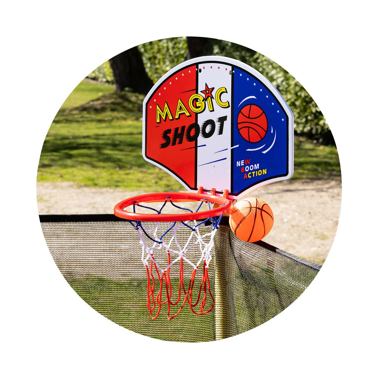 Ein Basketballkorb mit Ball, auf einem Trampolin aufgebaut.
