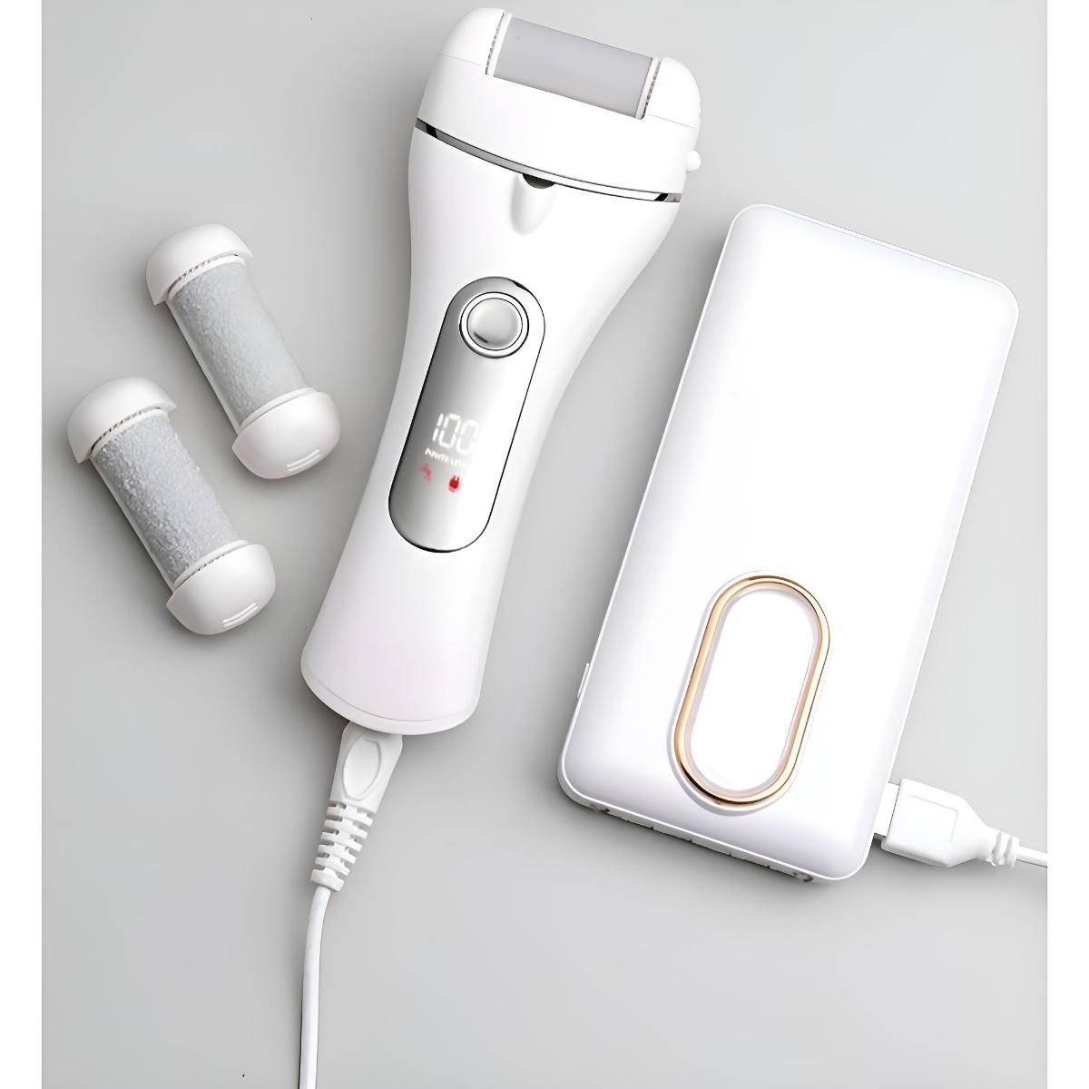 Elektrische Fußfeile mit zwei zusätzlichen Rollenköpfen und einer Powerbank. Alle Artikel befinden sich auf einer grauen Oberfläche.