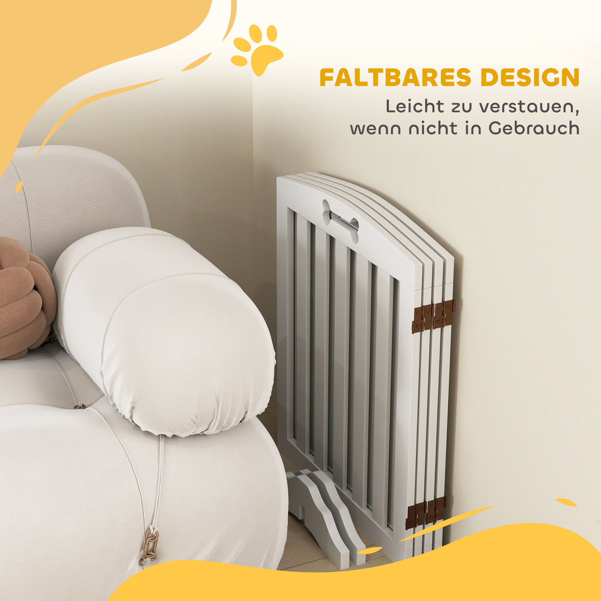 Ein weißes Haustiertor, das neben einem weißen Sofa zusammengeklappt ist. Das Tor ist gefaltet und leicht zu verstauen.