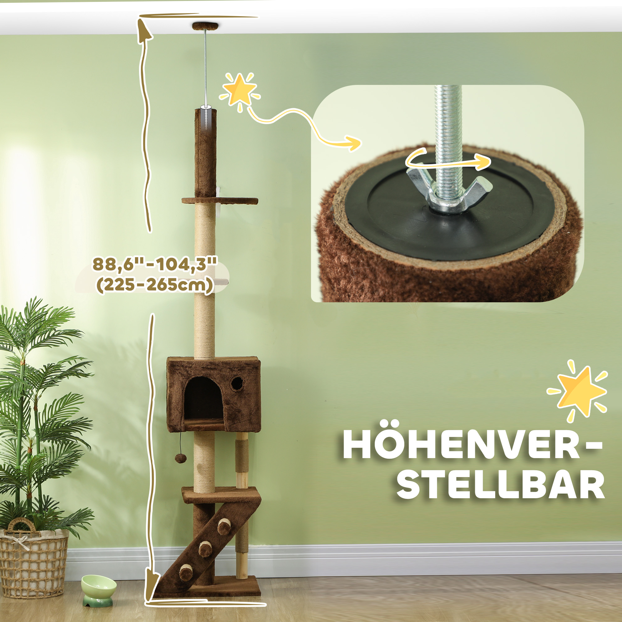 Ein hoher Kratzbaum vor einer grünen Wand mit Maßen und einem Stern.