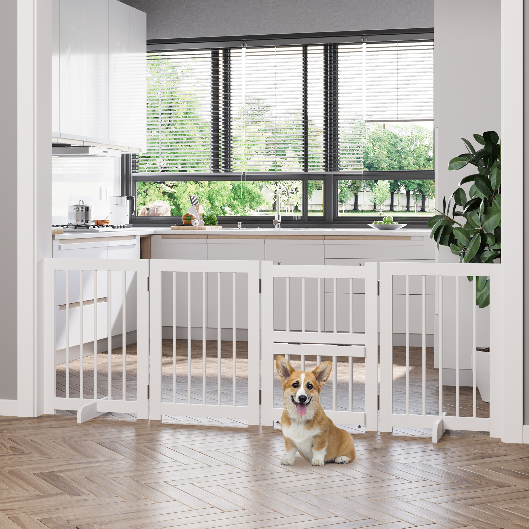 Hund sitzt vor einem weißen Haustiergitter in einer Küche. Küche im Hintergrund.