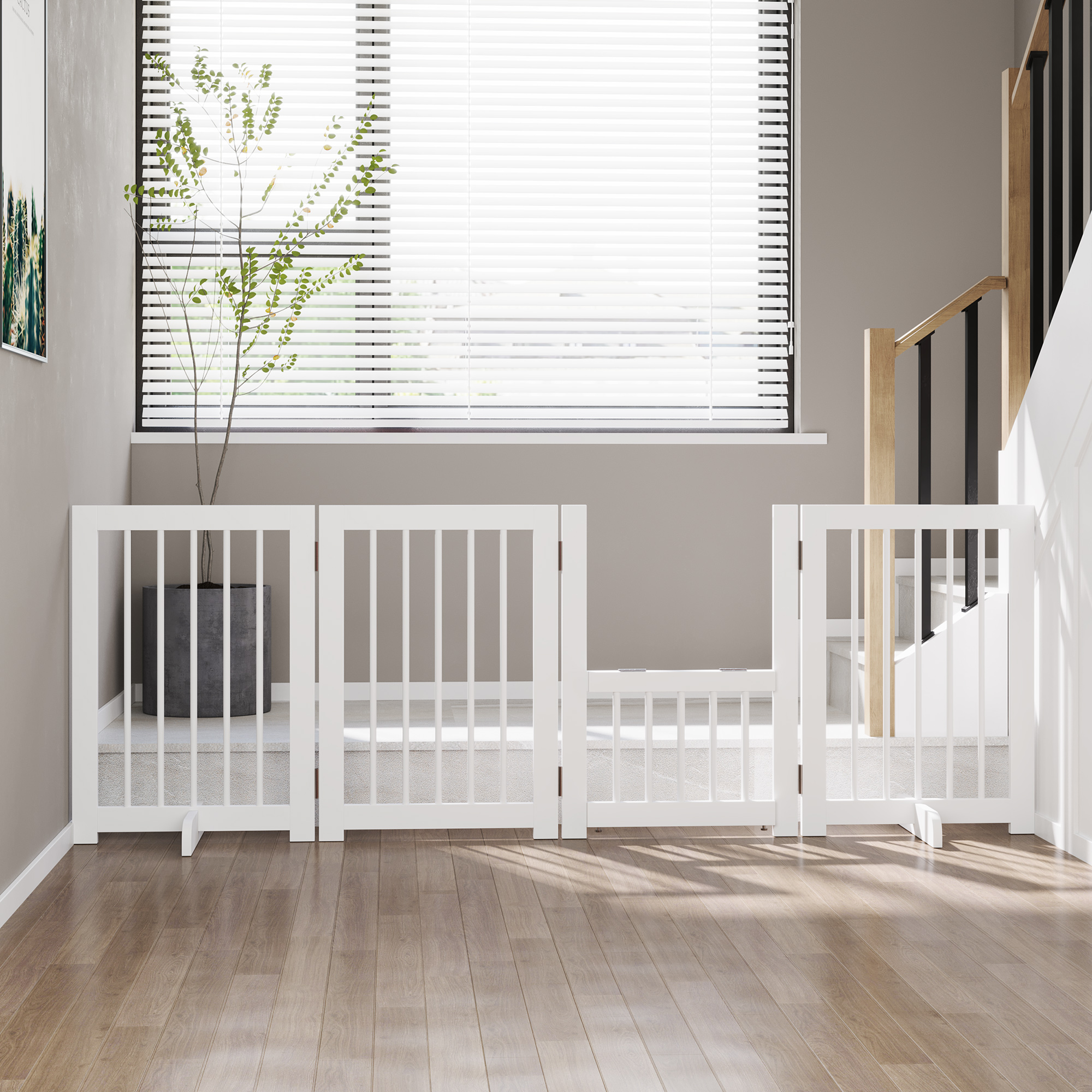 Weißes Babygitter aus Holz, das oben an der Treppe angebracht ist, mit einem Fenster im Hintergrund. Das Gitter hat drei Paneele.
