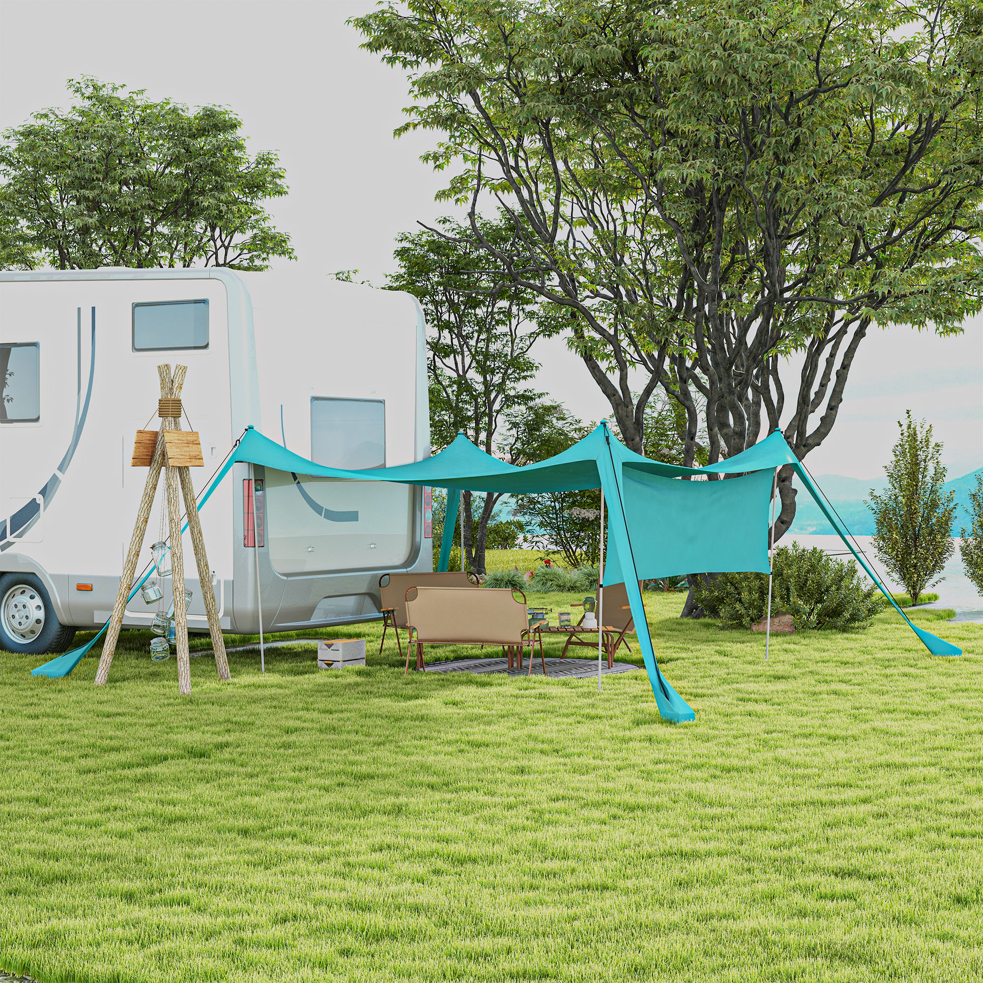 Ein Campingplatz mit einem weißen Wohnmobil, einem Strandzelt, Stühlen und einem Tisch auf grünem Gras.