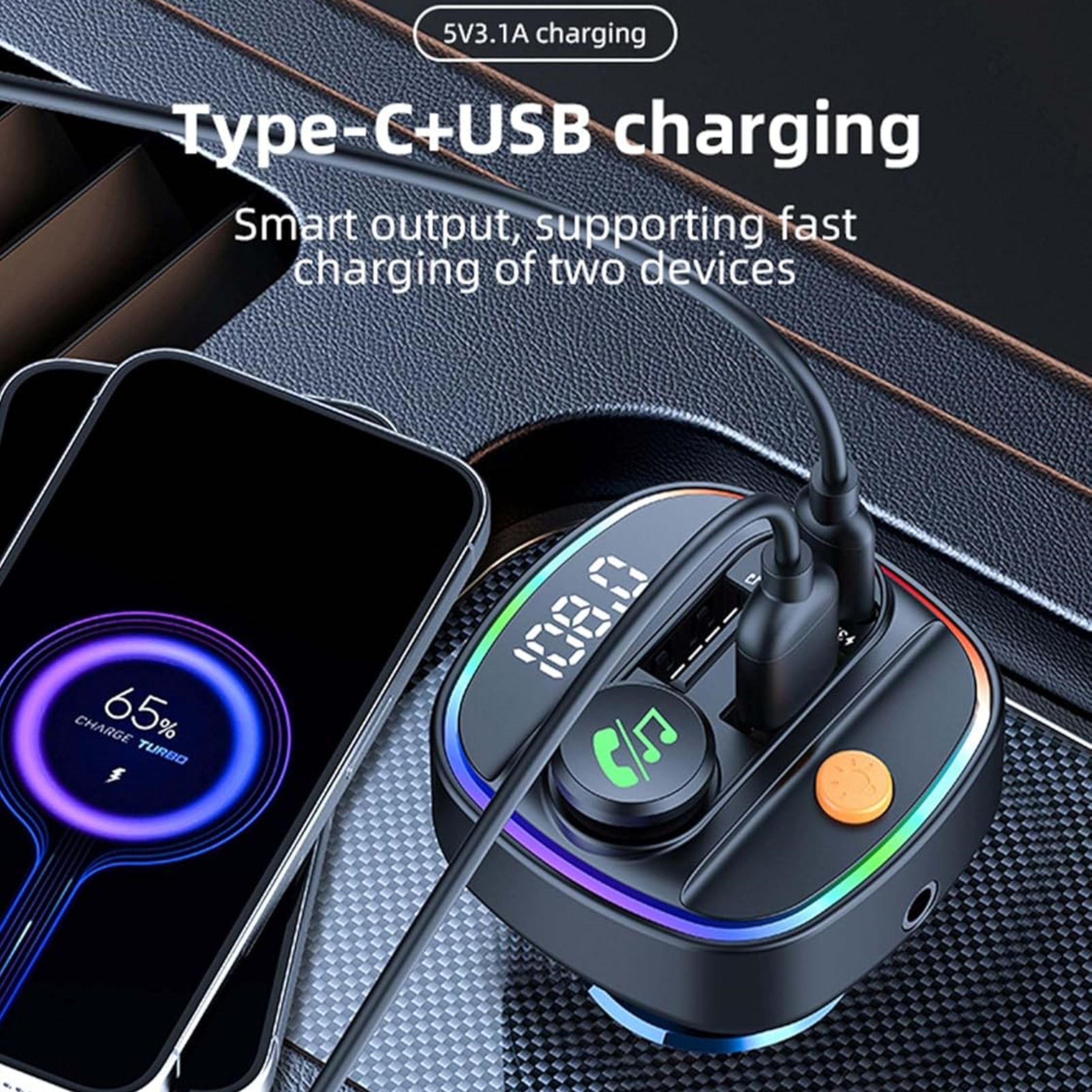 Autoladegerät mit Telefon, zeigt das Laden. Es hat Typ-C- und USB-Anschlüsse. Schwarz und bunte Lichter.