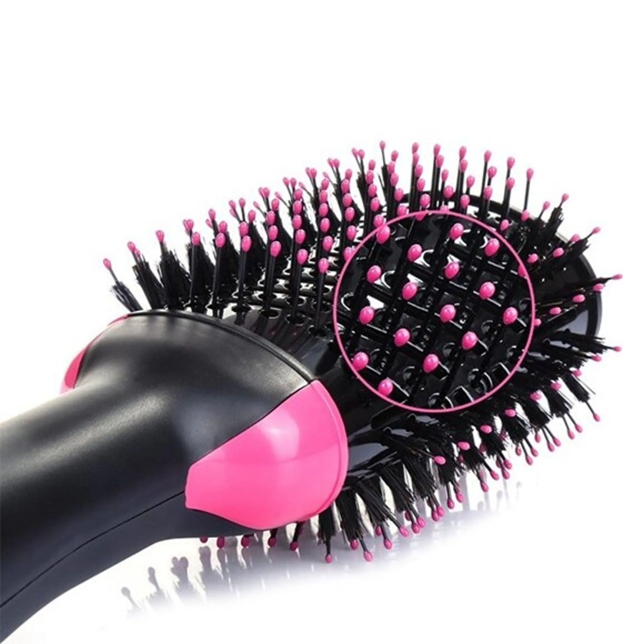 Nahaufnahme einer schwarz-rosa Haartrocknerbürste. Borsten und Designdetails sind sichtbar.