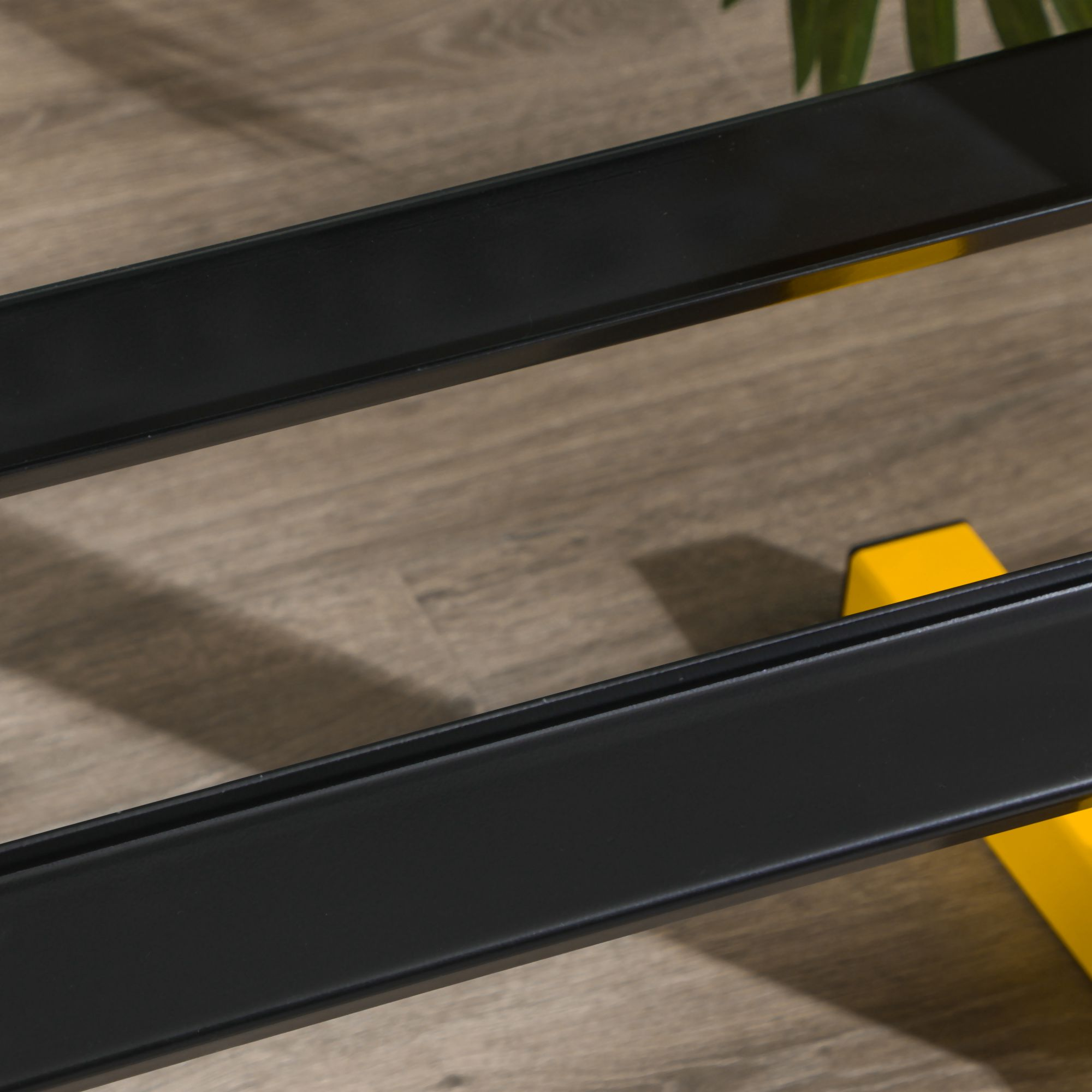 Schwarz-gelbe Metallstangen. Nahaufnahmedetails.