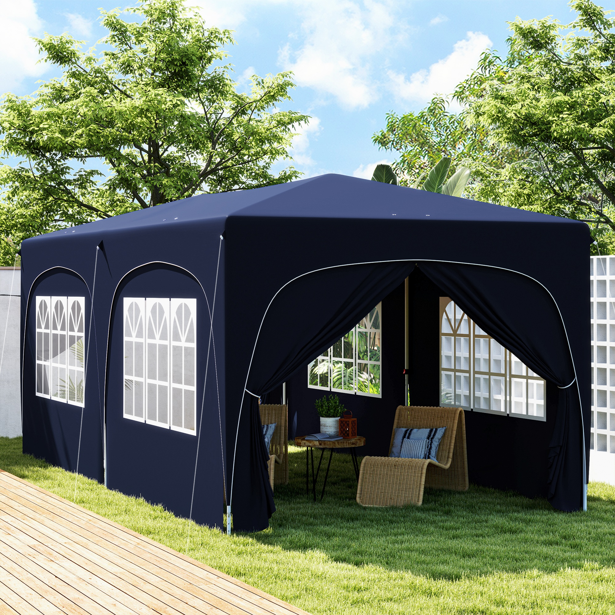 Ein dunkelblaues Pavillon-Zelt mit weißen Fenstern steht auf Gras unter blauem Himmel. Bäume umgeben es.