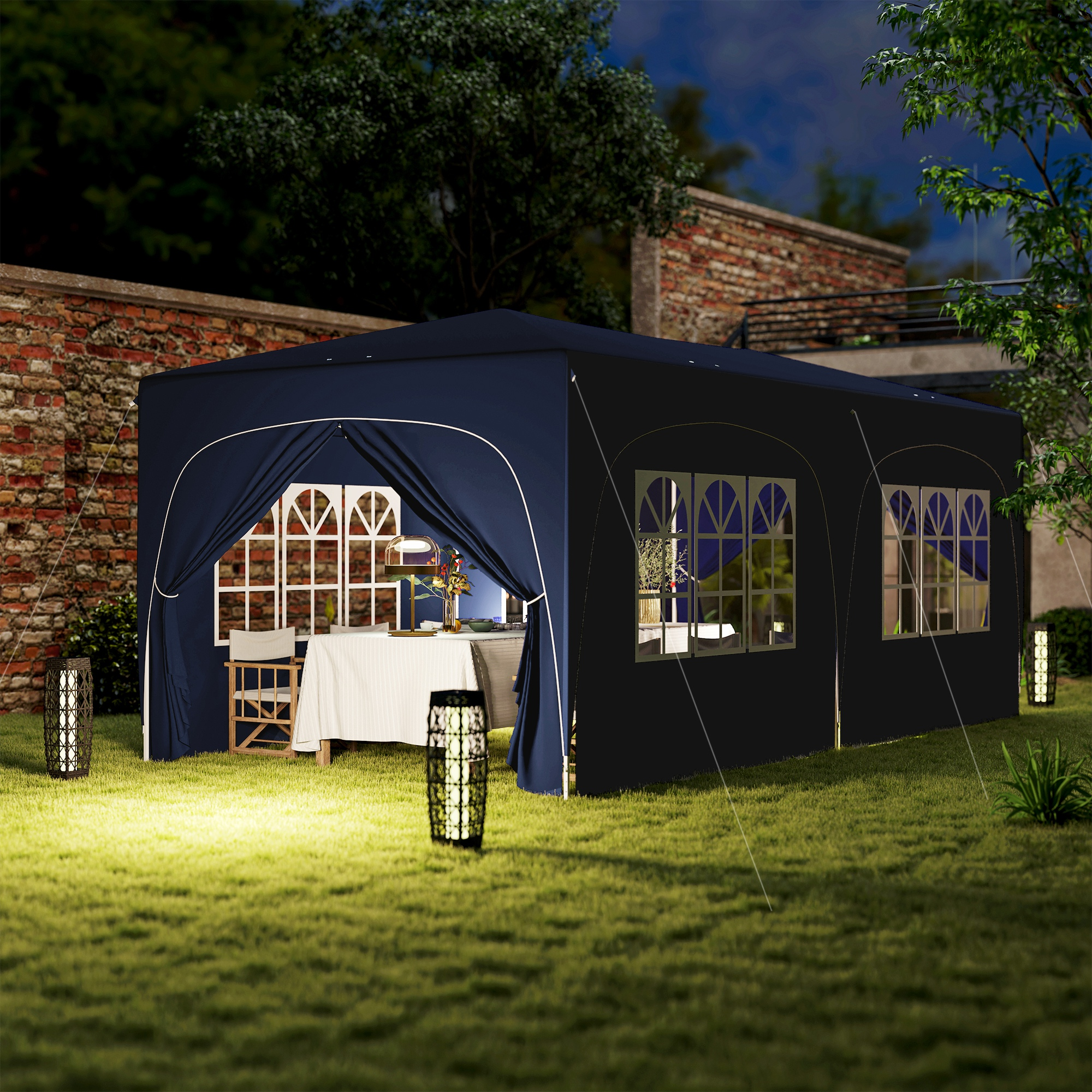 Dunkelblaues Zelt im Garten bei Nacht. Im Inneren ein Tisch mit Abendessen; Lichter sind an.