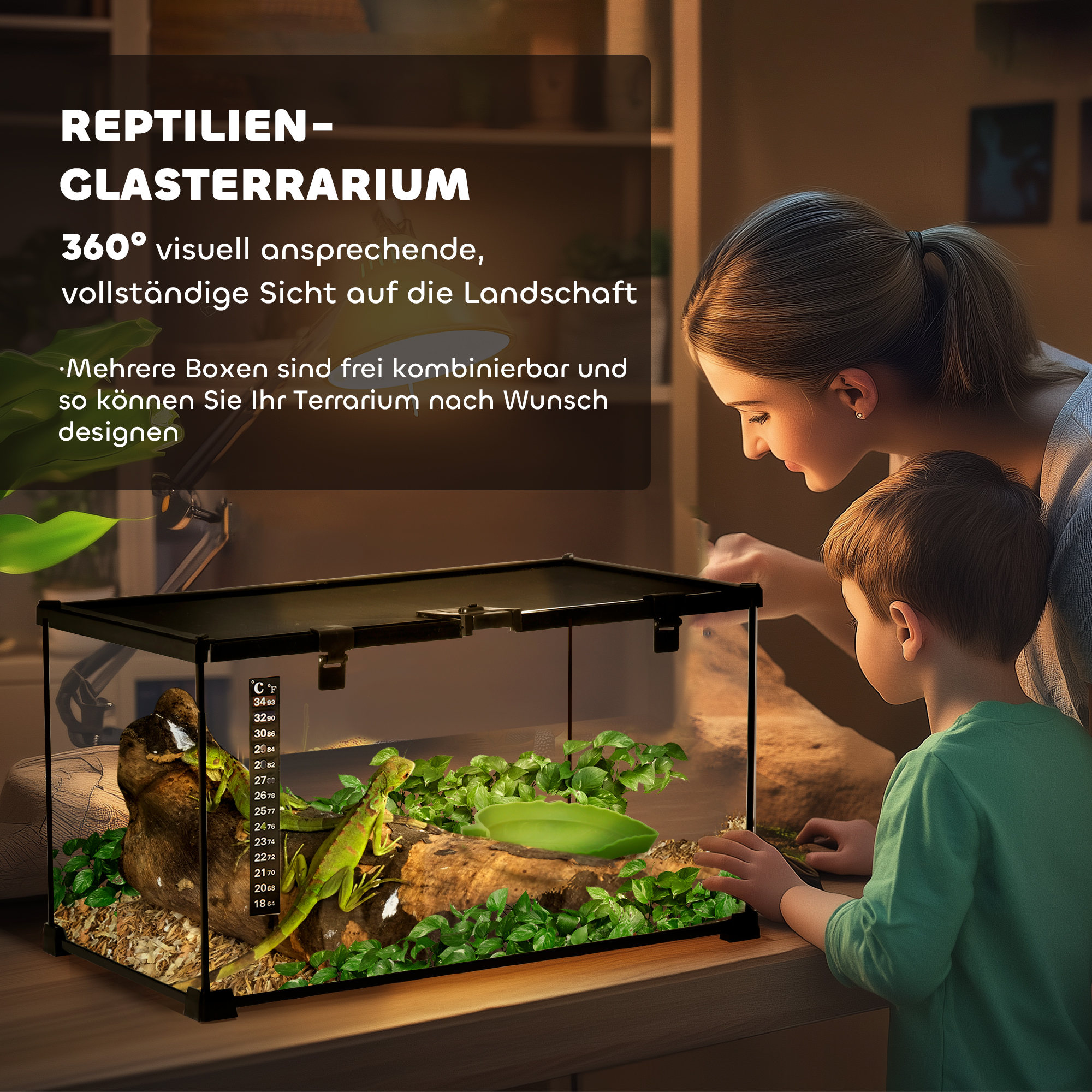 Eine Frau und ein Kind schauen in ein Reptilienterrarium. Im Inneren befinden sich Pflanzen, Holz und eine Eidechse.