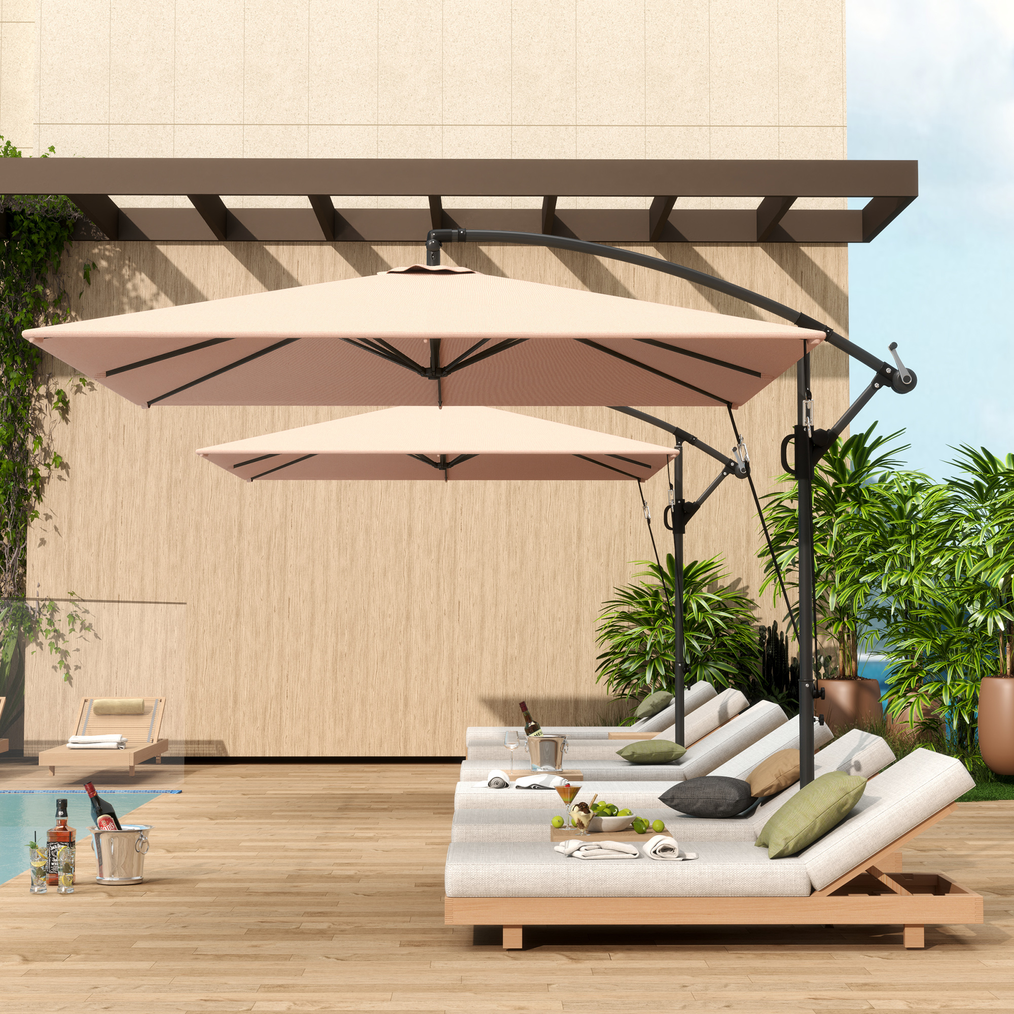 Una scena di patio con due ombrelloni a sbalzo beige, sedie a sdraio e piante vicino a una piscina.
