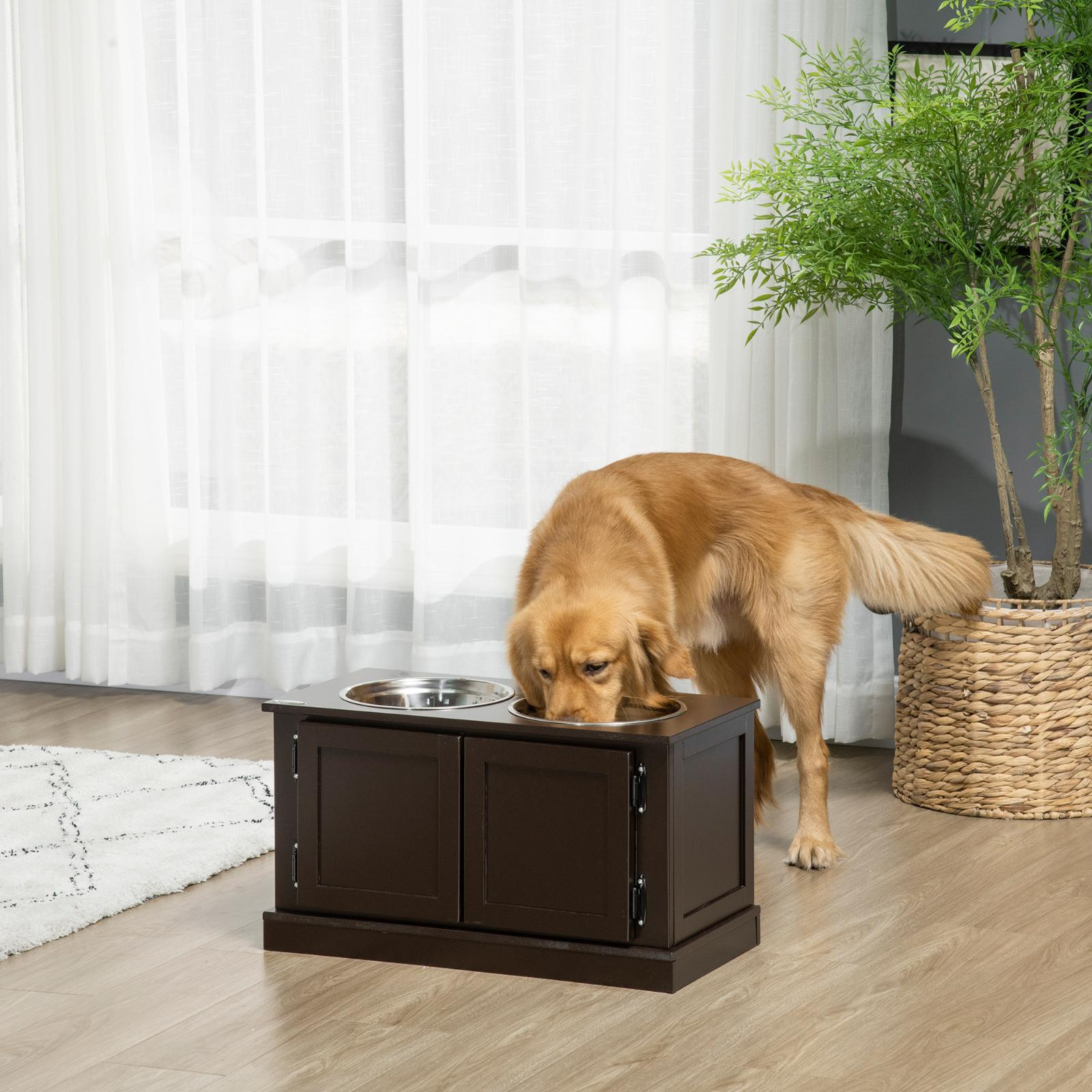 Golden Retriever frisst von einem braunen Hundenapf-Ständer. Weiße Vorhänge und eine Pflanze sind im Hintergrund.