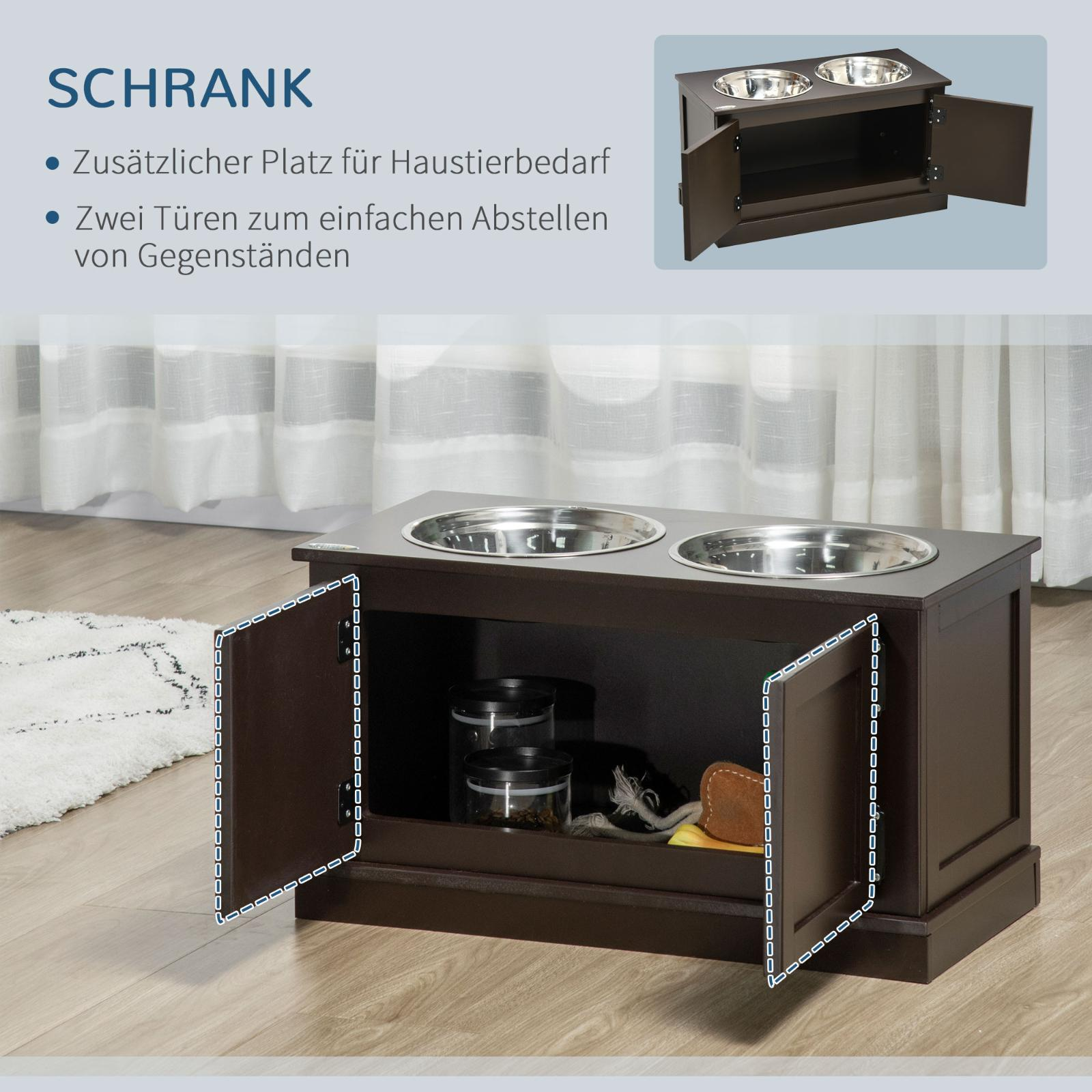 Brauner Schrank mit zwei Edelstahlnäpfen, Türen offen. Innen befinden sich Gegenstände wie Gläser und ein Hundespielzeug.