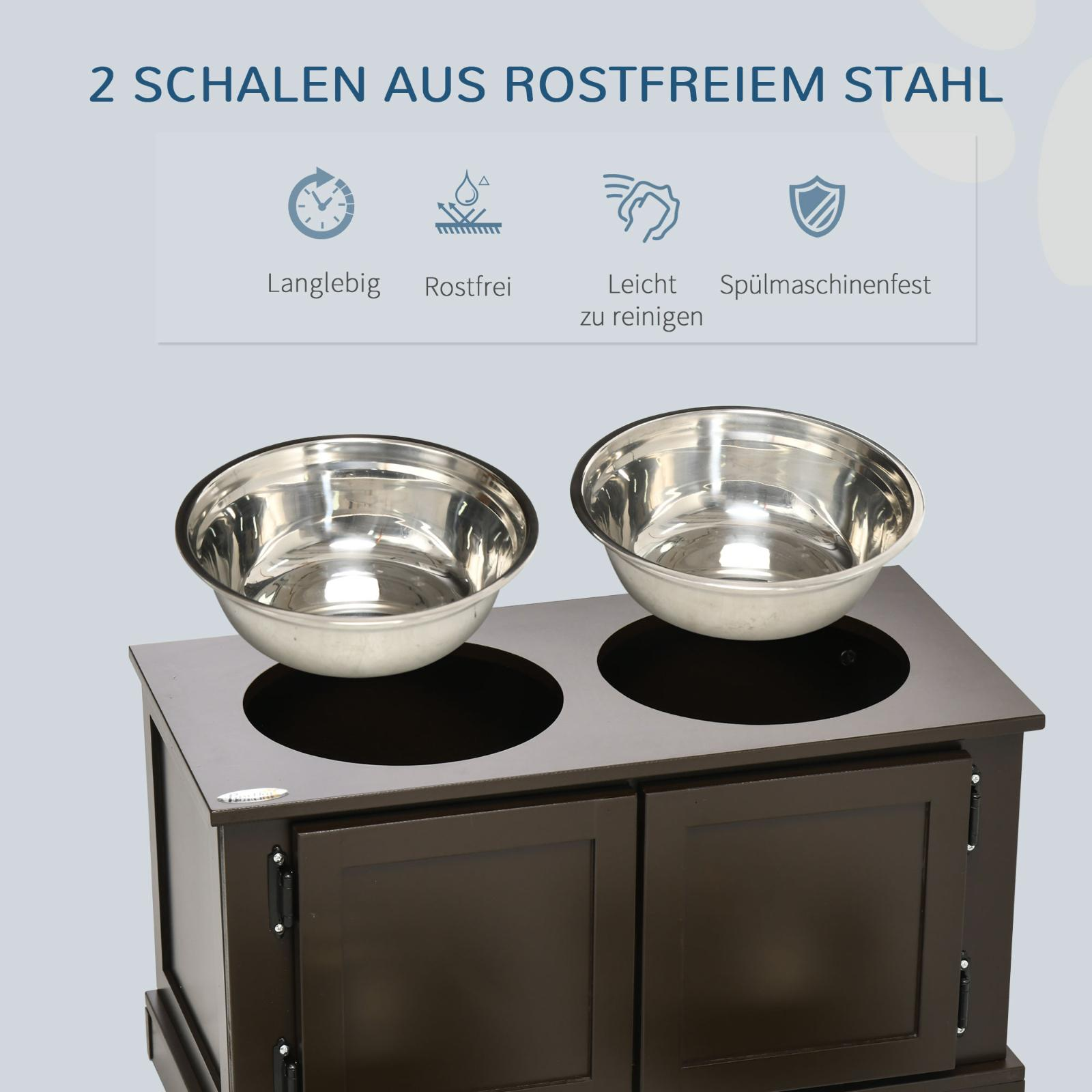Ein dunkelbrauner Hundenapf mit zwei Edelstahlnäpfen. Der Hintergrund ist hellblau.