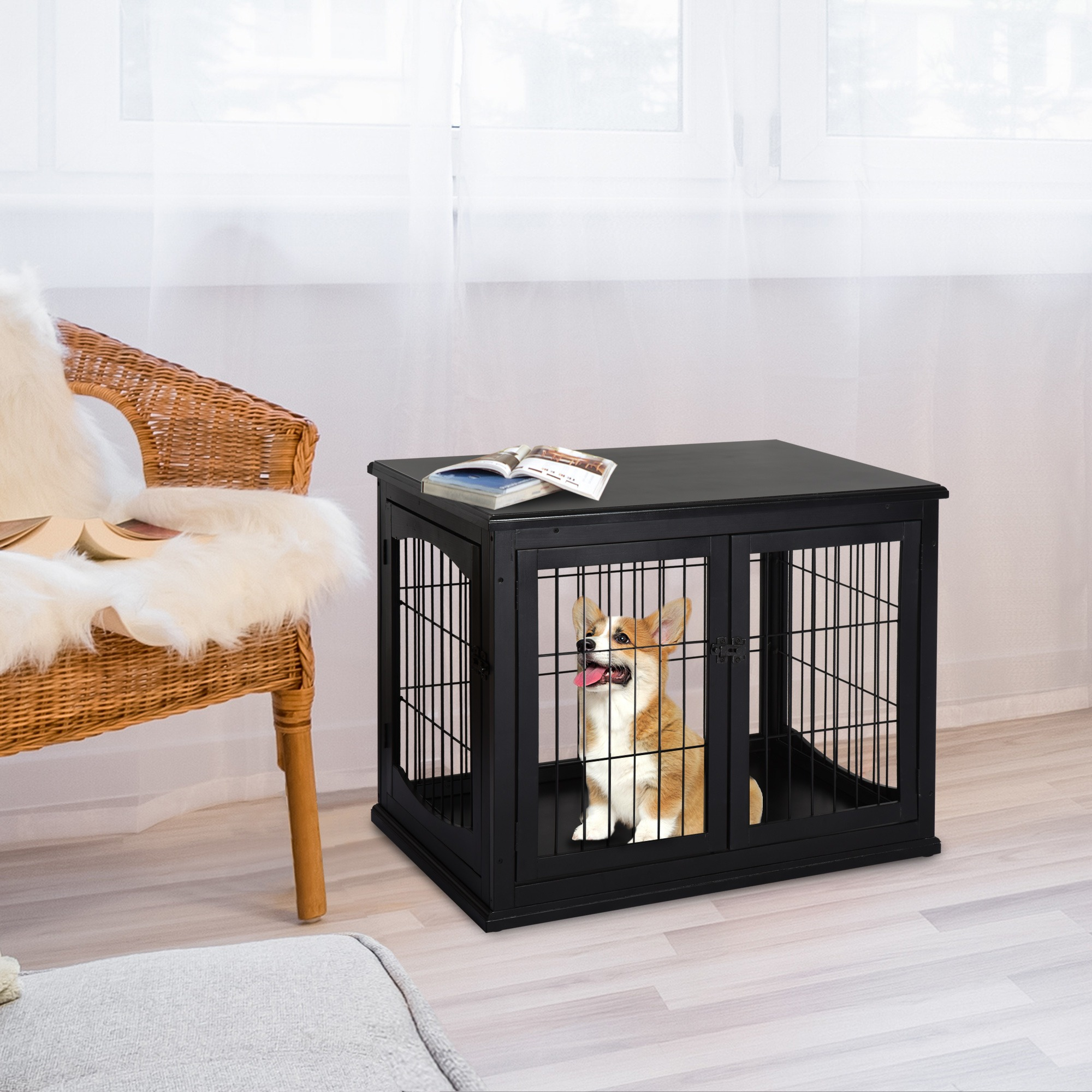 Schwarze Hundebox mit einem Hund darin. Der Hund schaut heraus, mit herausgestreckter Zunge. Weiße Vorhänge im Hintergrund.