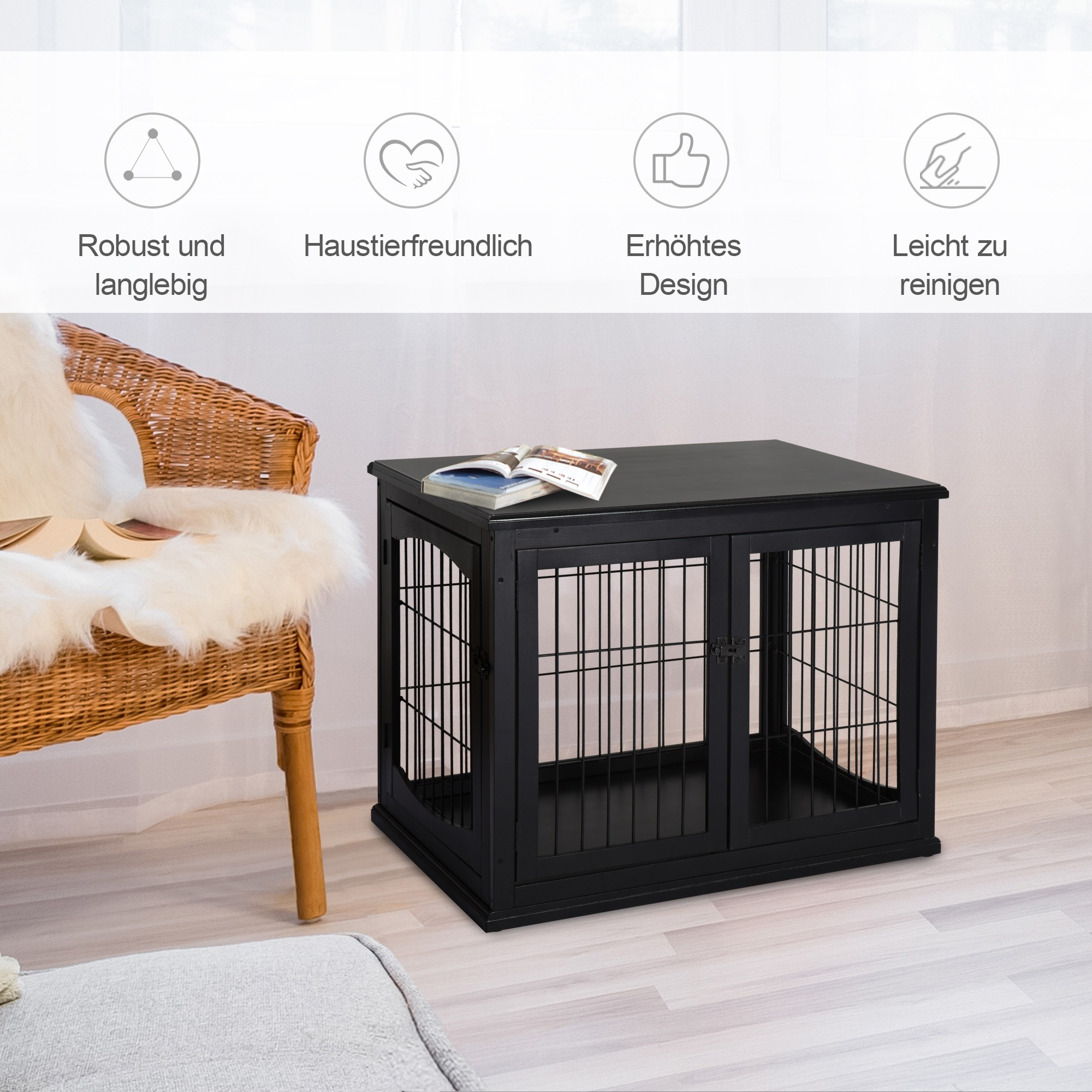 Schwarze Hundebox, mit Gitterstäben, in einem Raum mit Stuhl, Buch und flauschigem Teppich.