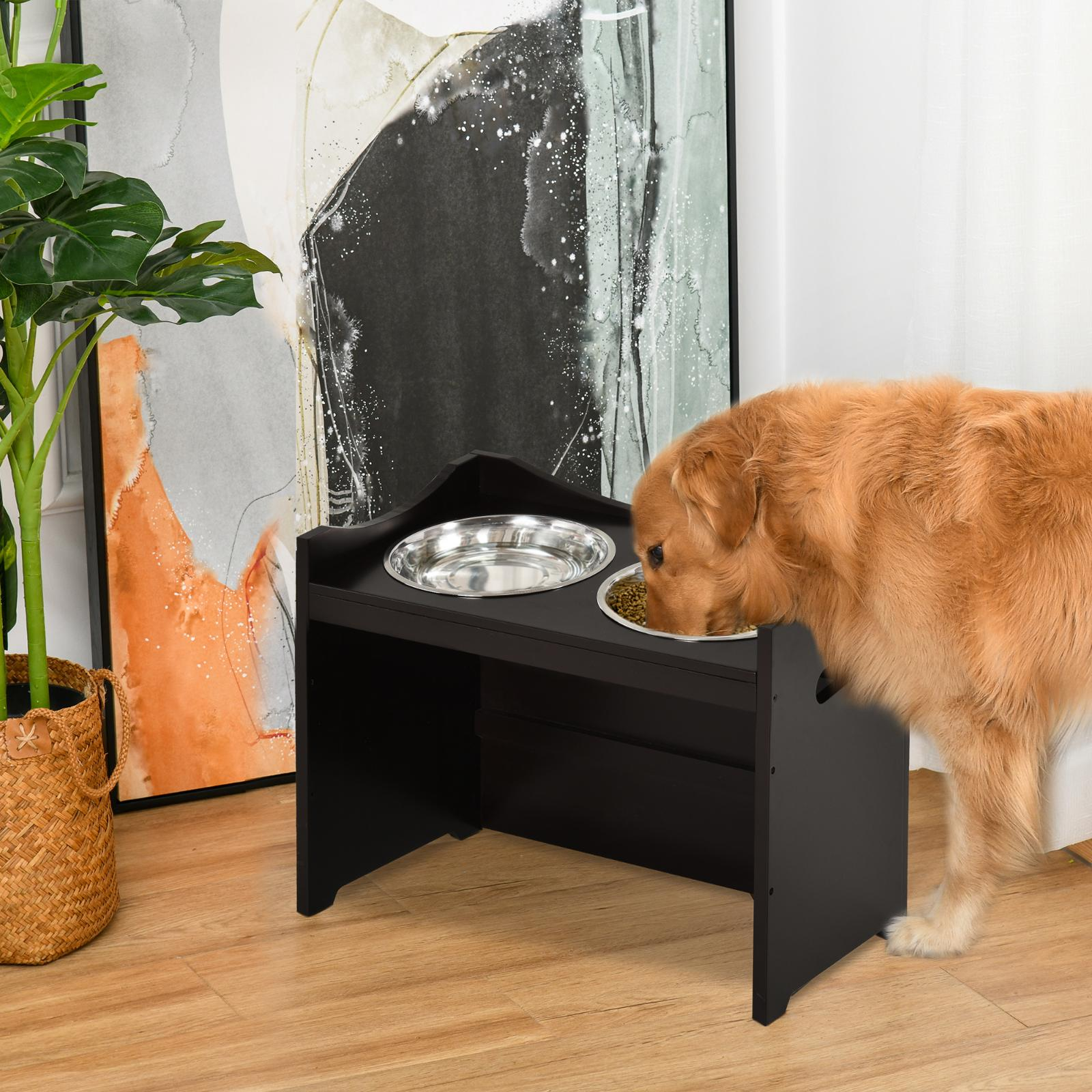 Hund frisst von einem schwarzen Futternapf-Ständer mit zwei Edelstahlnäpfen.